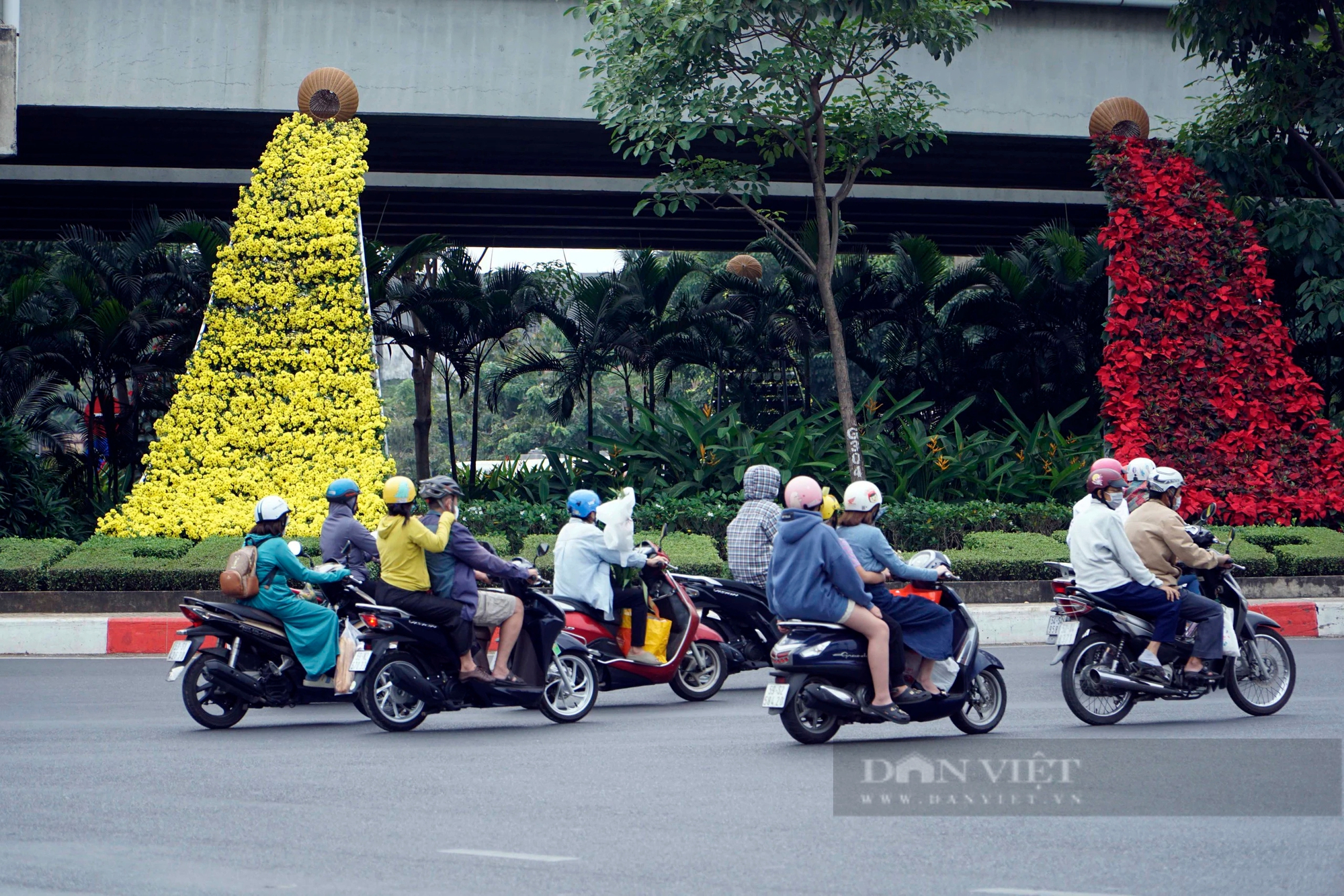 TP.HCM ngày 29 Tết, khác với cảnh đông đúc hôm qua, đường phố thông thoáng, người dân rộn ràng chở sắc xuân về nhà- Ảnh 5.