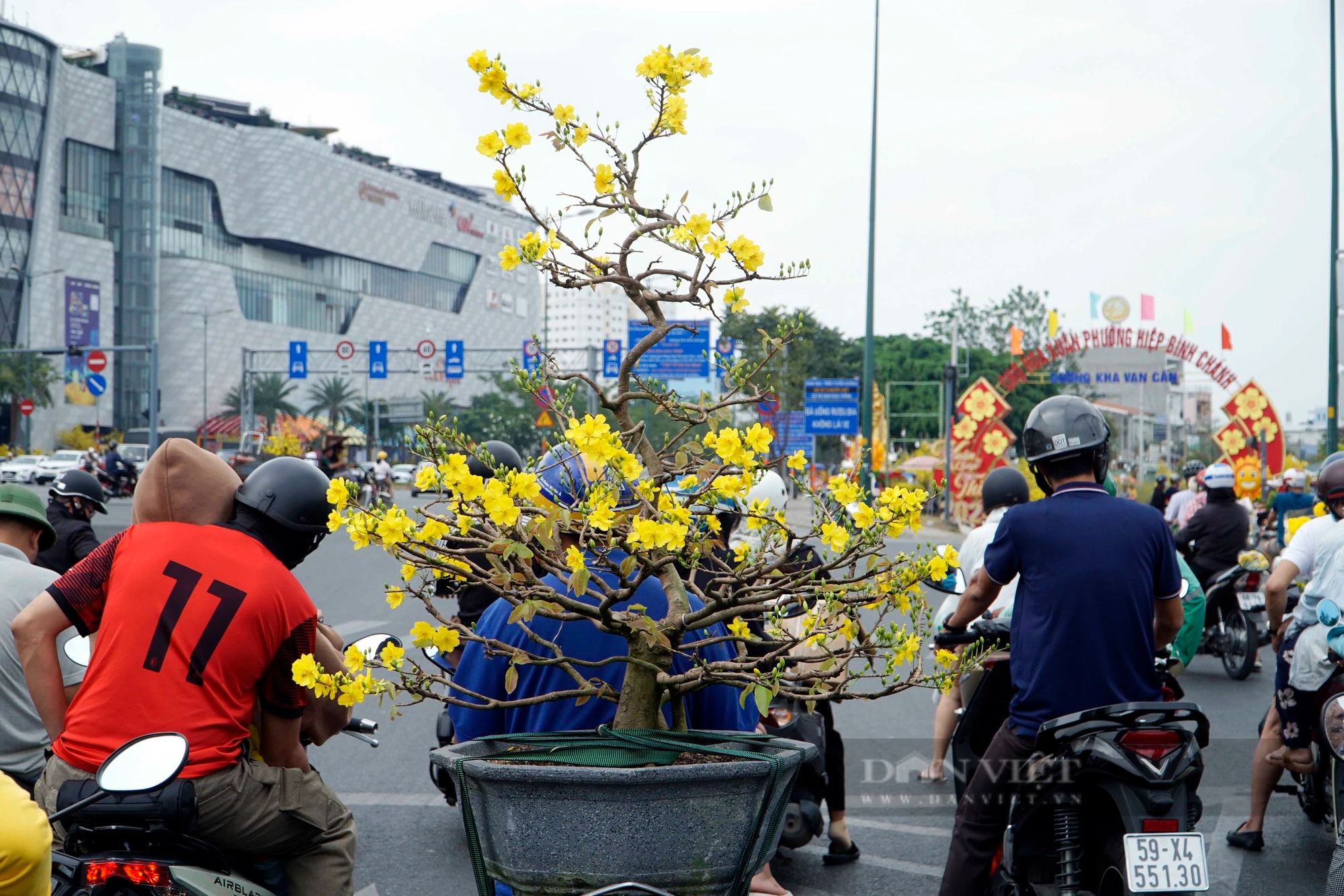 TP.HCM ngày 29 Tết, khác với cảnh đông đúc hôm qua, đường phố thông thoáng, người dân rộn ràng chở sắc xuân về nhà- Ảnh 7.