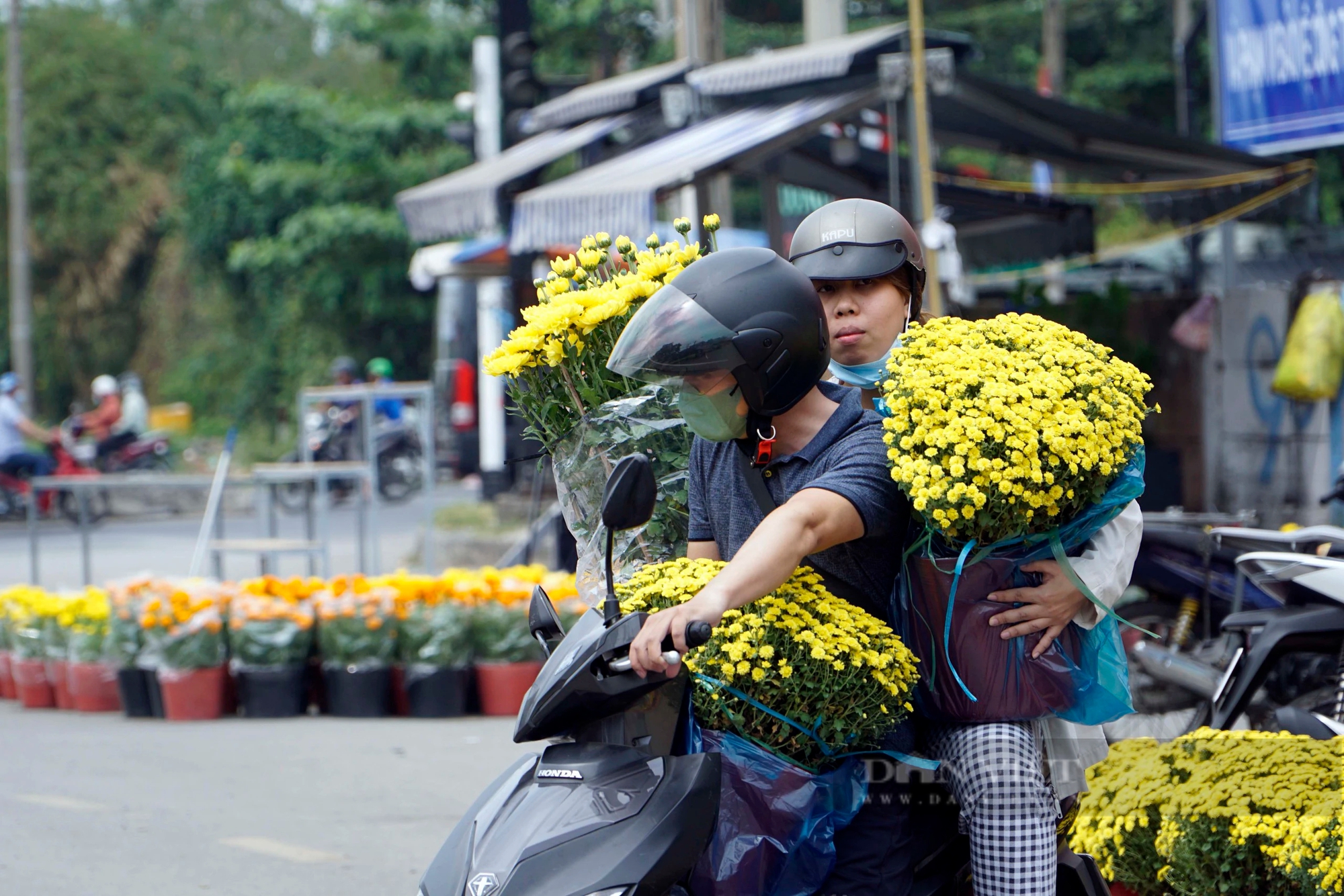 TP.HCM ngày 29 Tết, khác với cảnh đông đúc hôm qua, đường phố thông thoáng, người dân rộn ràng chở sắc xuân về nhà- Ảnh 8.