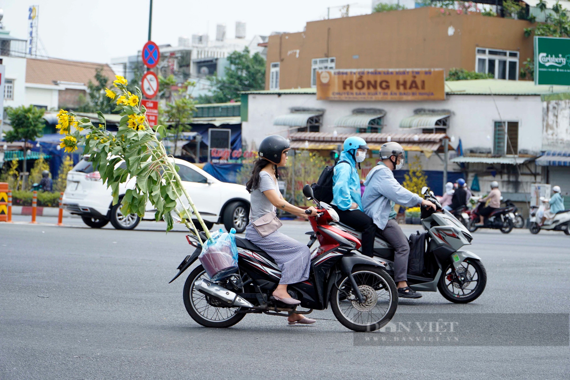 TP.HCM ngày 29 Tết, khác với cảnh đông đúc hôm qua, đường phố thông thoáng, người dân rộn ràng chở sắc xuân về nhà- Ảnh 11.