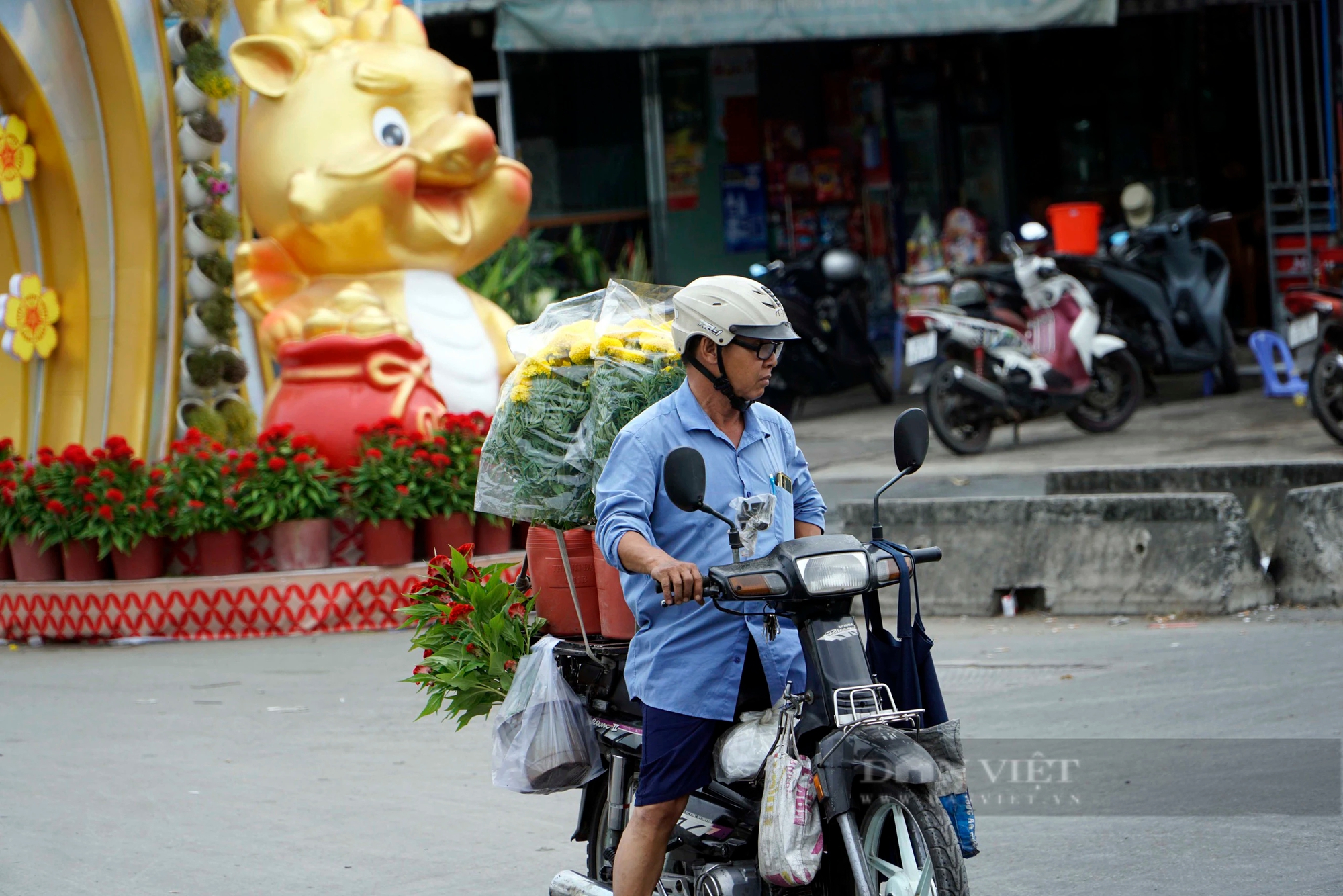 TP.HCM ngày 29 Tết, khác với cảnh đông đúc hôm qua, đường phố thông thoáng, người dân rộn ràng chở sắc xuân về nhà- Ảnh 12.
