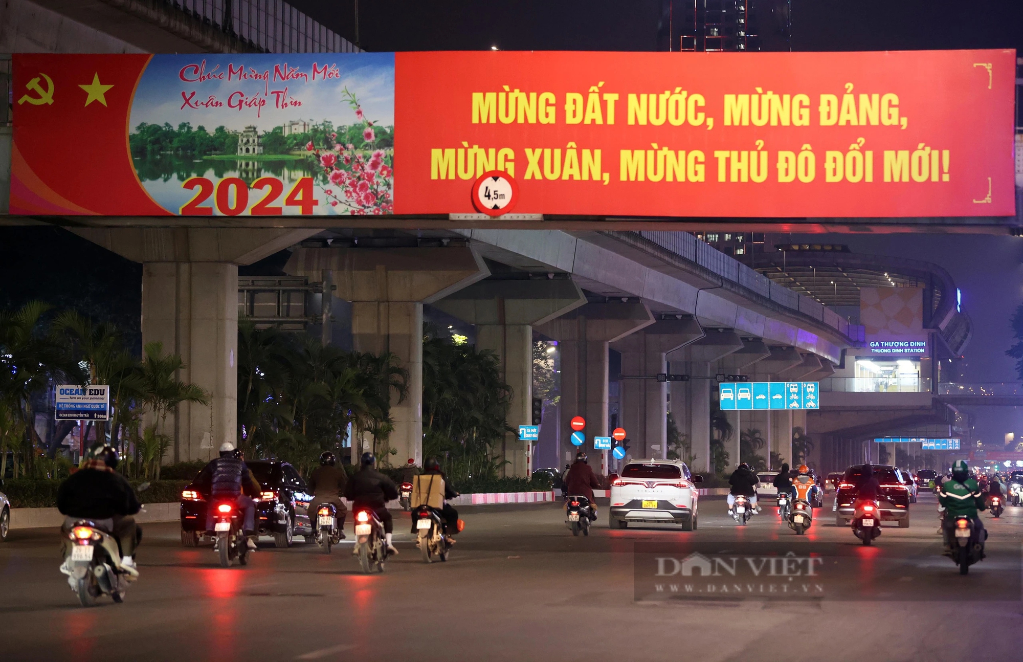 Đêm Hà Nội lạnh 12 độ C, đường phố vắng vẻ, người bán đào quất giảm giá một nửa- Ảnh 3.