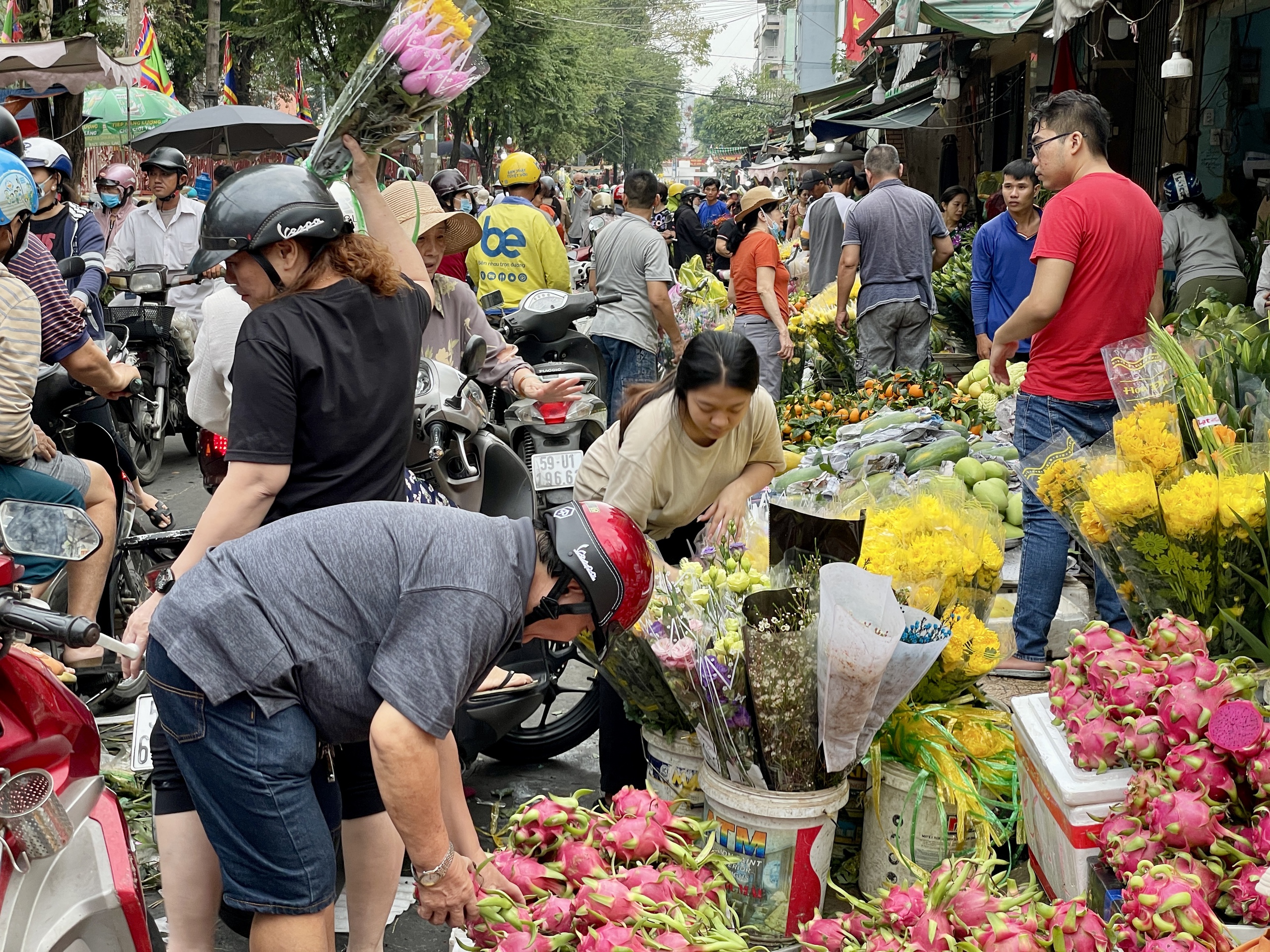 Chợ, siêu thị chen chân không lọt từ tờ mờ sáng 29 Tết, thịt heo, trứng gà giảm giá sốc- Ảnh 1.