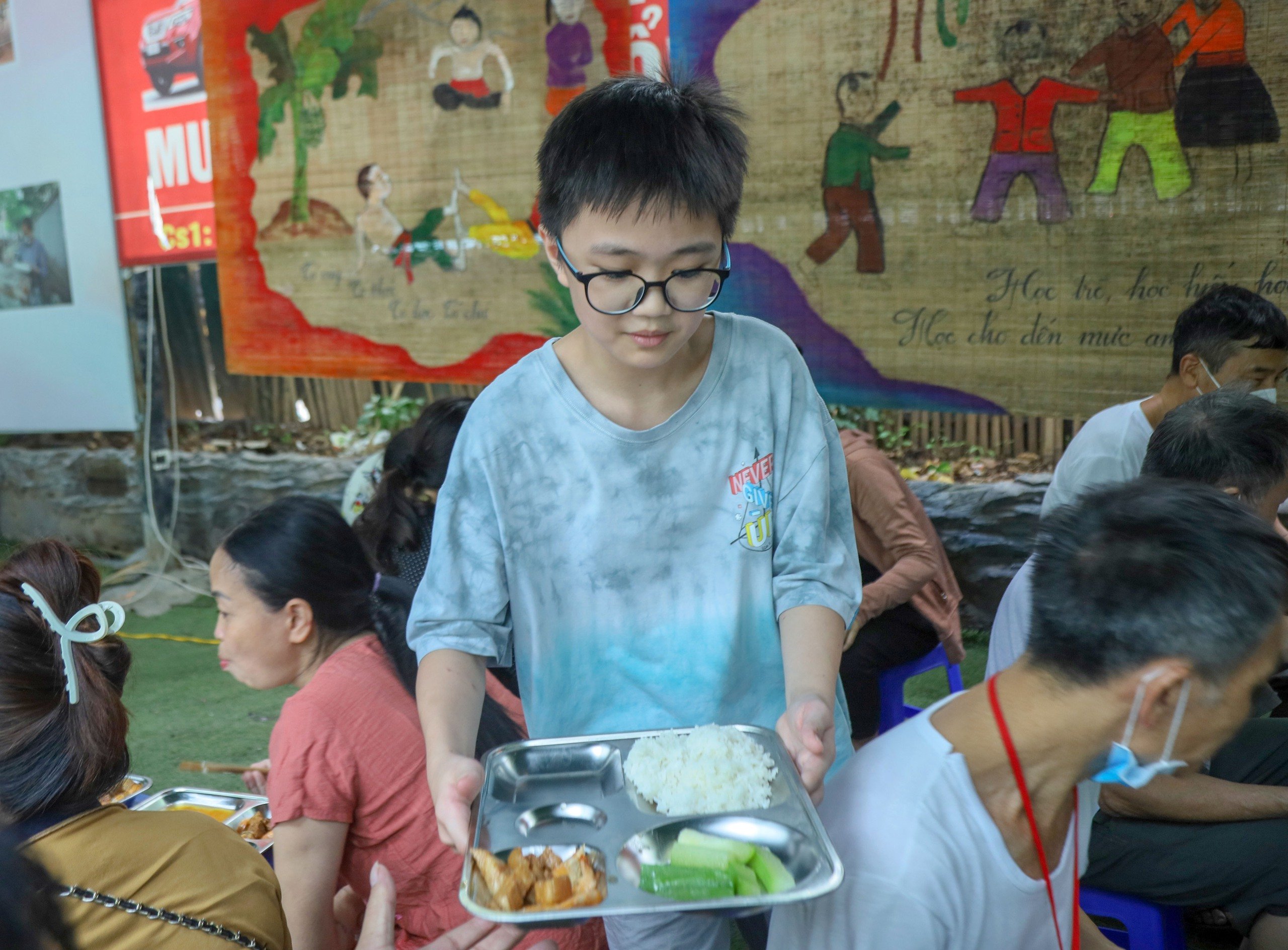 Học sinh dành tiền thưởng gửi yêu thương đến bệnh nhân khó khăn- Ảnh 5.