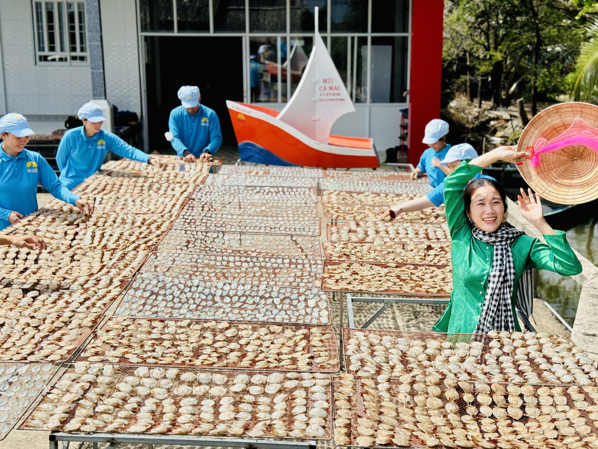 Đặc sản tôm xẻ, tôm lụi Cà Mau "cháy" hàng dịp Tết- Ảnh 6.