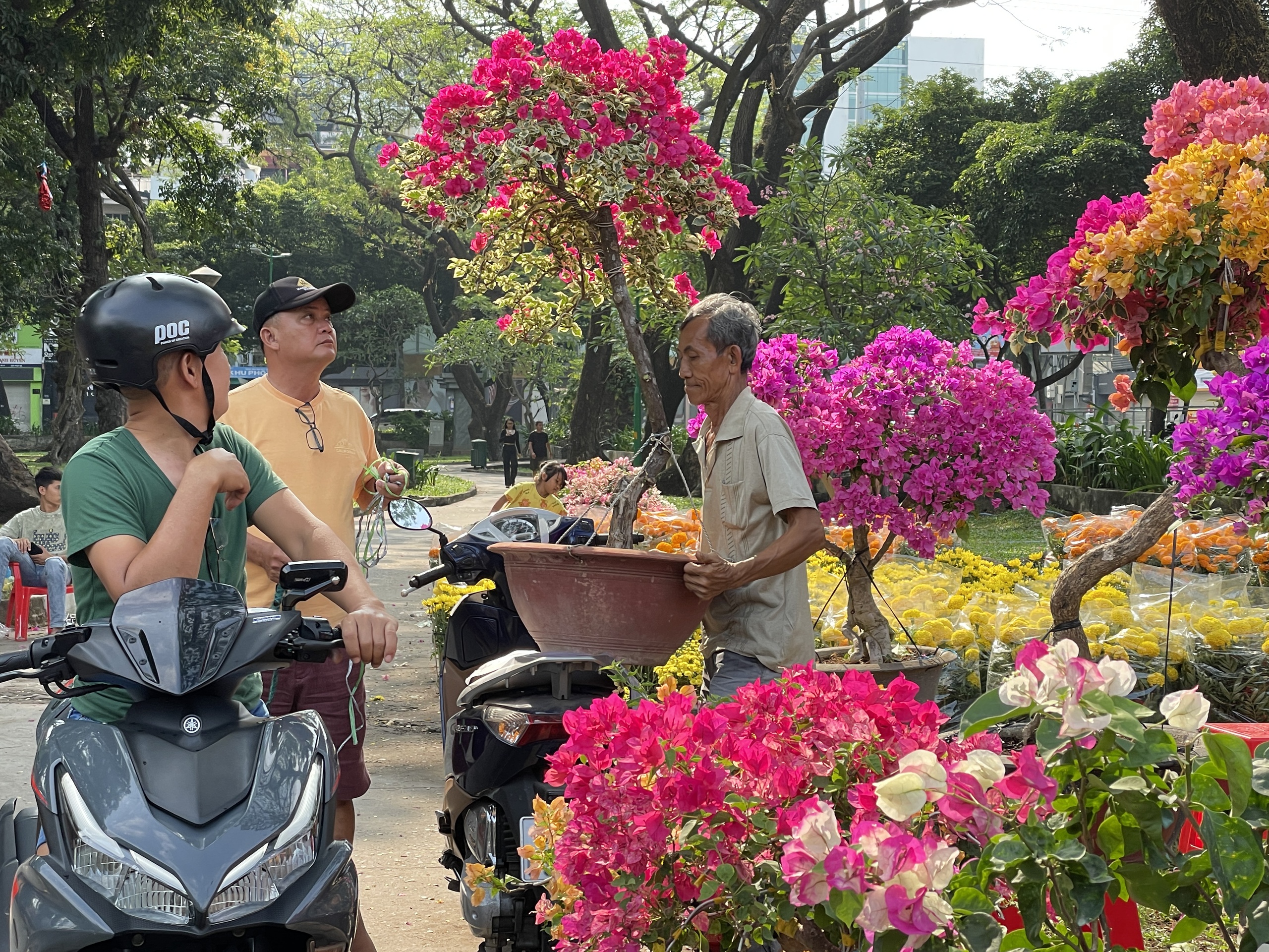 Nhà vườn, thương lái xả hàng bán giá tượng trưng trưa 30 Tết, khách TP.HCM chở cả xe hoa về nhà- Ảnh 3.