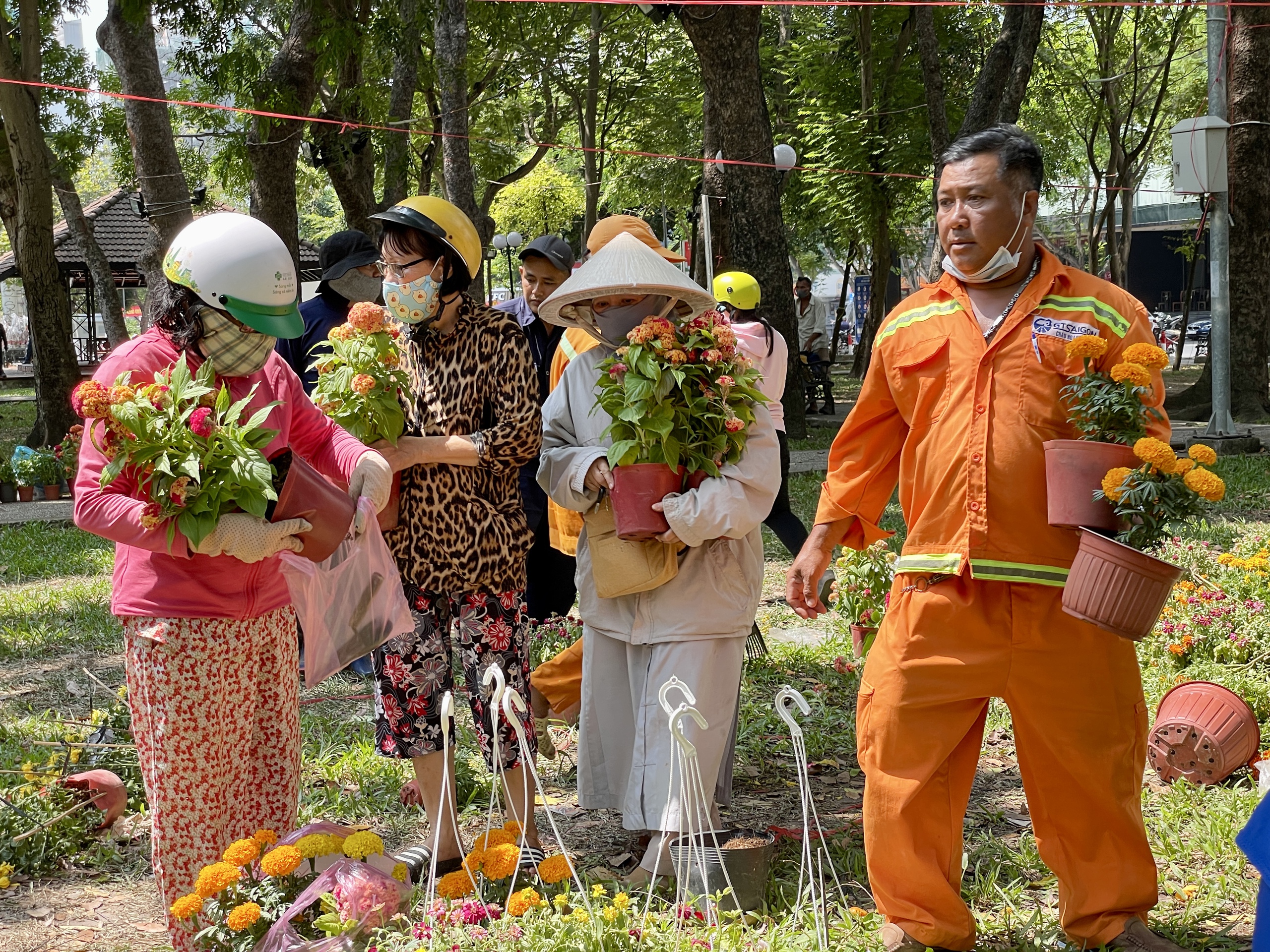 Vì đâu nhiều chợ hoa tại TP.HCM năm nay hết sớm, không còn cảnh đập bỏ hoa kiểng trưa 30 Tết?- Ảnh 3.