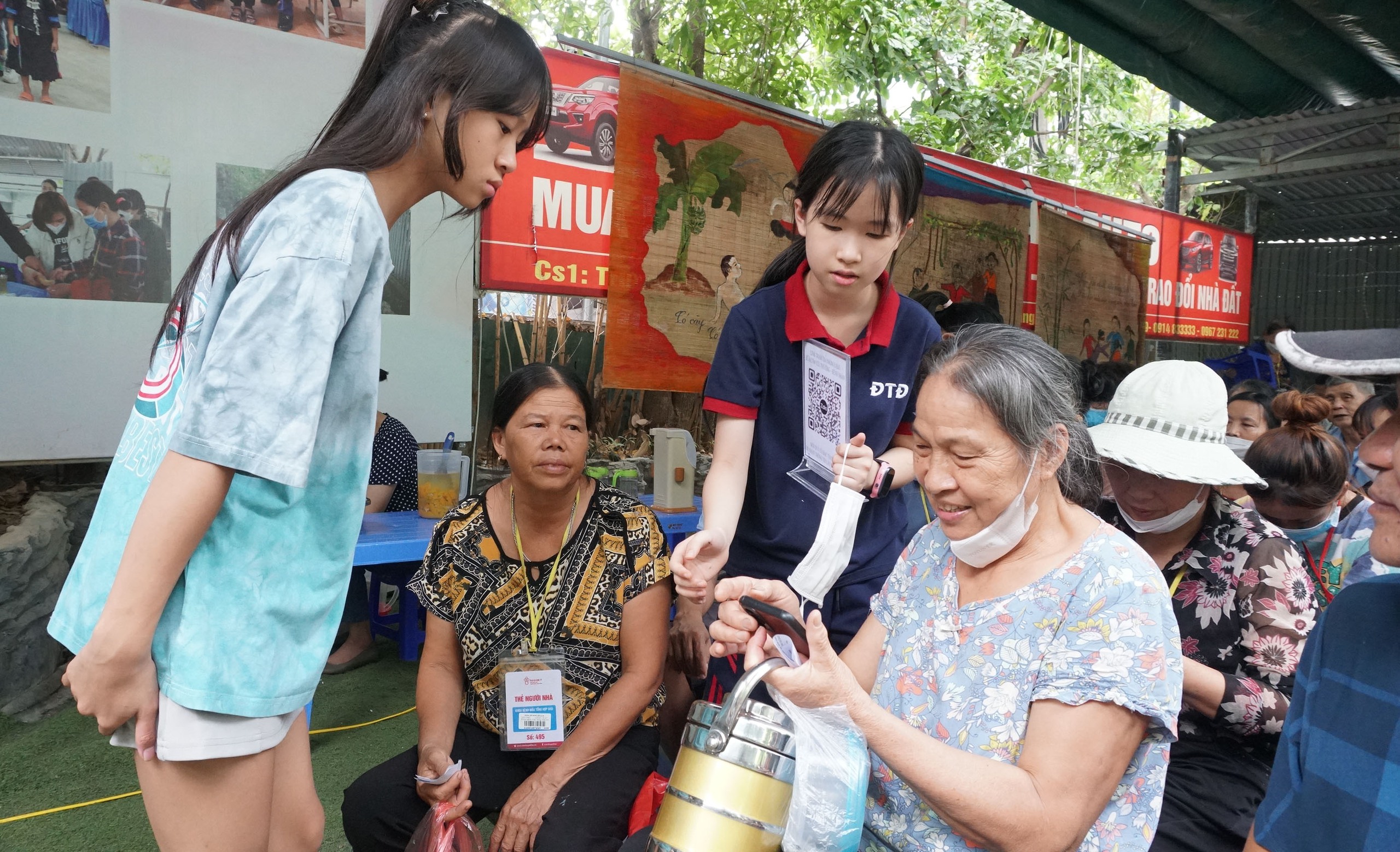 Học sinh dành tiền thưởng gửi yêu thương đến bệnh nhân khó khăn- Ảnh 6.