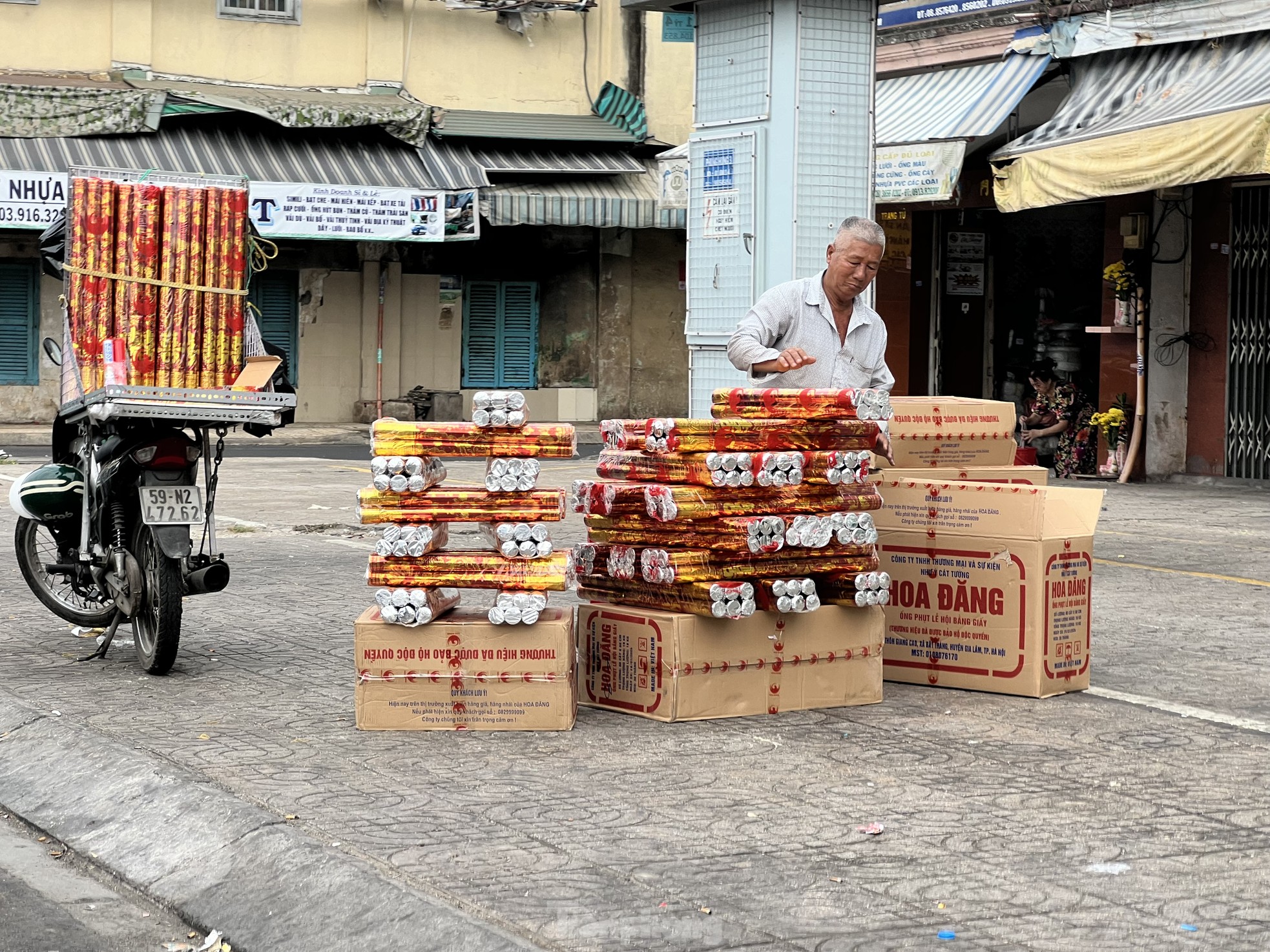 Chợ pháo hoa giấy lớn nhất TP.HCM "vớt" khách chiều 30 Tết- Ảnh 5.