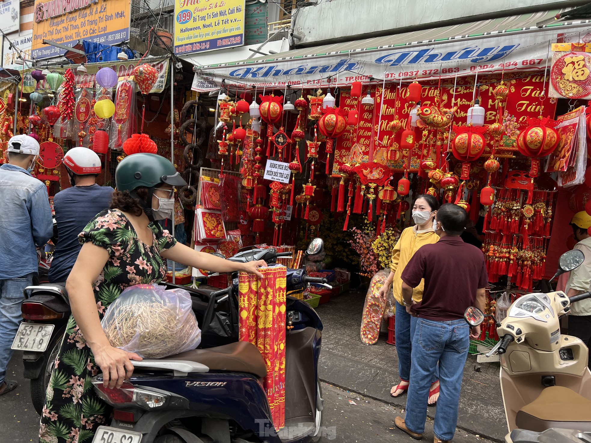 Chợ pháo hoa giấy lớn nhất TP.HCM "vớt" khách chiều 30 Tết- Ảnh 8.