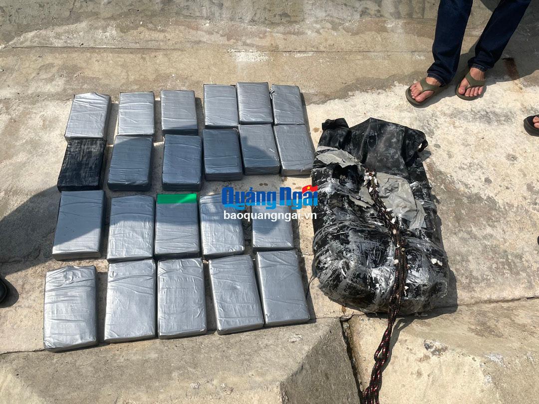 TIN NÓNG 24 GIỜ QUA: Gần 30kg nghi ma túy trôi dạt vào đảo Lý Sơn; tin mới vụ cướp tiệm vàng ở Bình Dương- Ảnh 2.