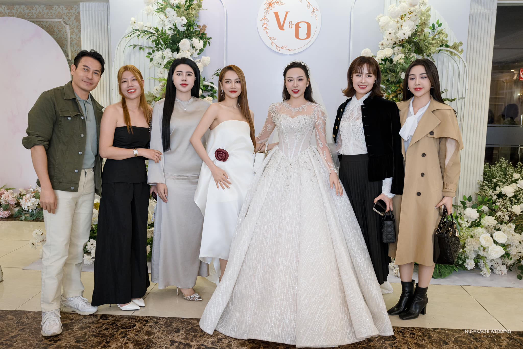 Nhã Phương, Lê Giang bay từ TP.HCM ra Hải Dương dự đám cưới Kim Oanh - Vũ Tuấn Việt- Ảnh 9.