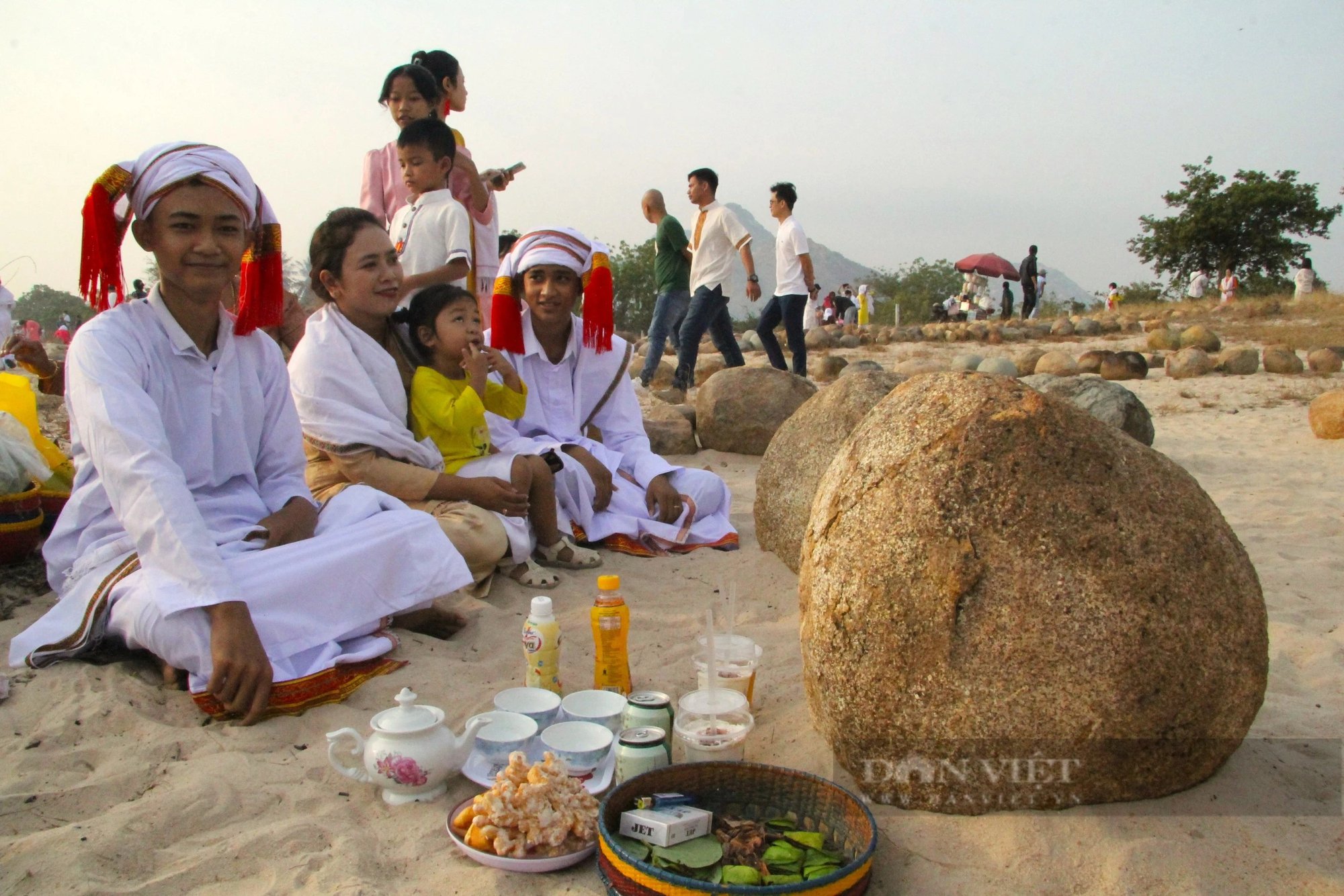 Hàng ngàn người Chăm Hồi giáo Bàni và Islam tưng bừng đi tảo mộ đón Tết Ramưwan ở Ninh Thuận- Ảnh 4.