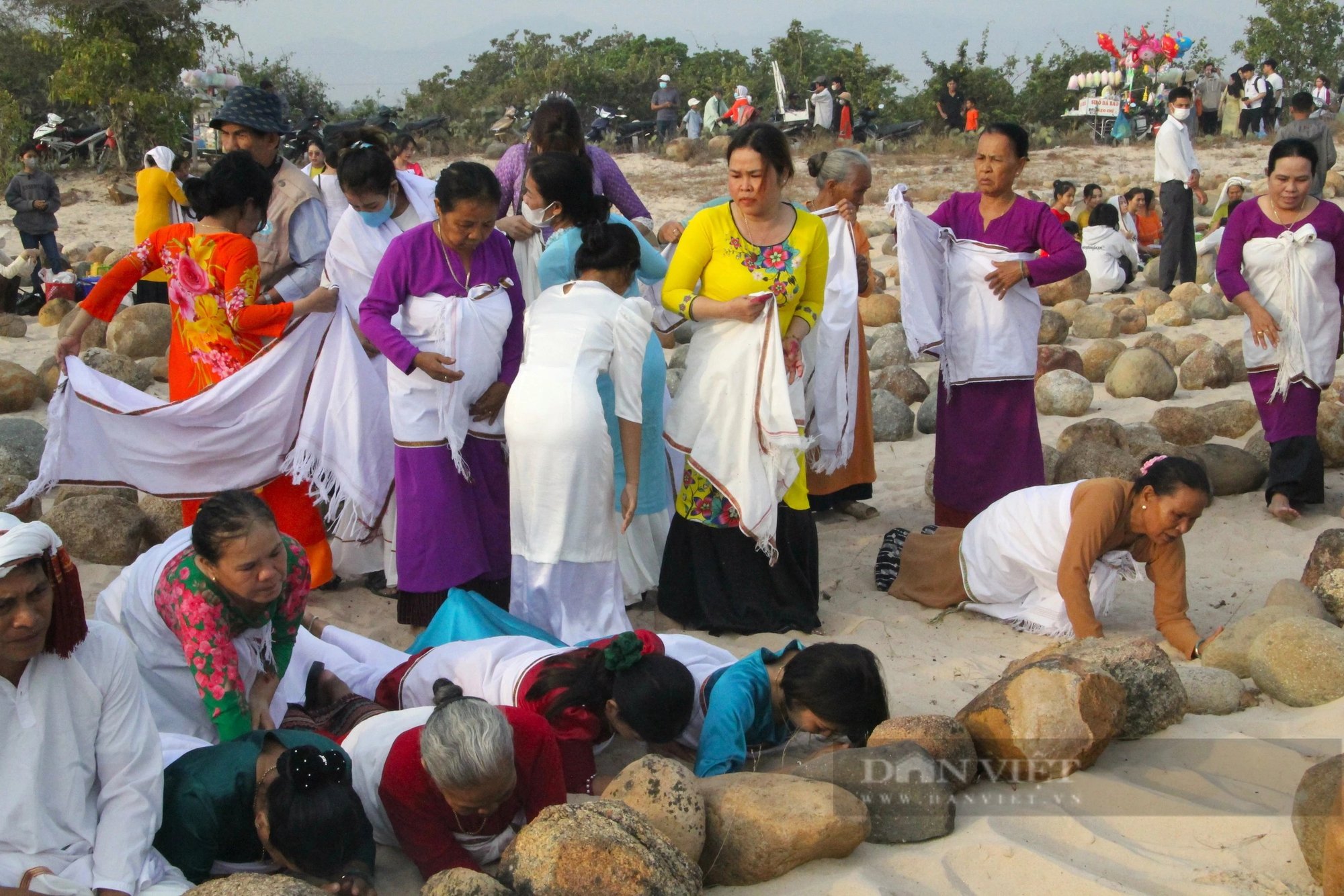 Hàng ngàn người Chăm Hồi giáo Bàni và Islam tưng bừng đi tảo mộ đón Tết Ramưwan ở Ninh Thuận- Ảnh 5.