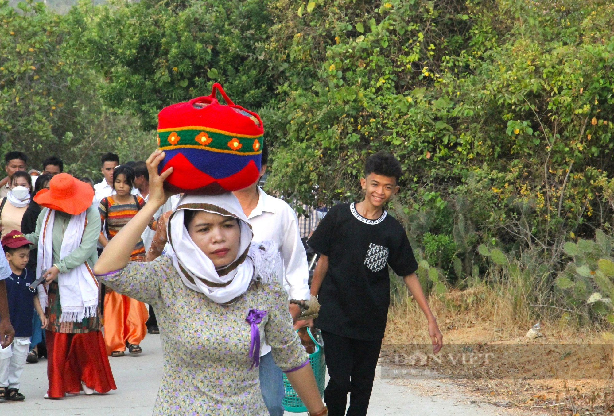 Hàng ngàn người Chăm Hồi giáo Bàni và Islam tưng bừng đi tảo mộ đón Tết Ramưwan ở Ninh Thuận- Ảnh 7.