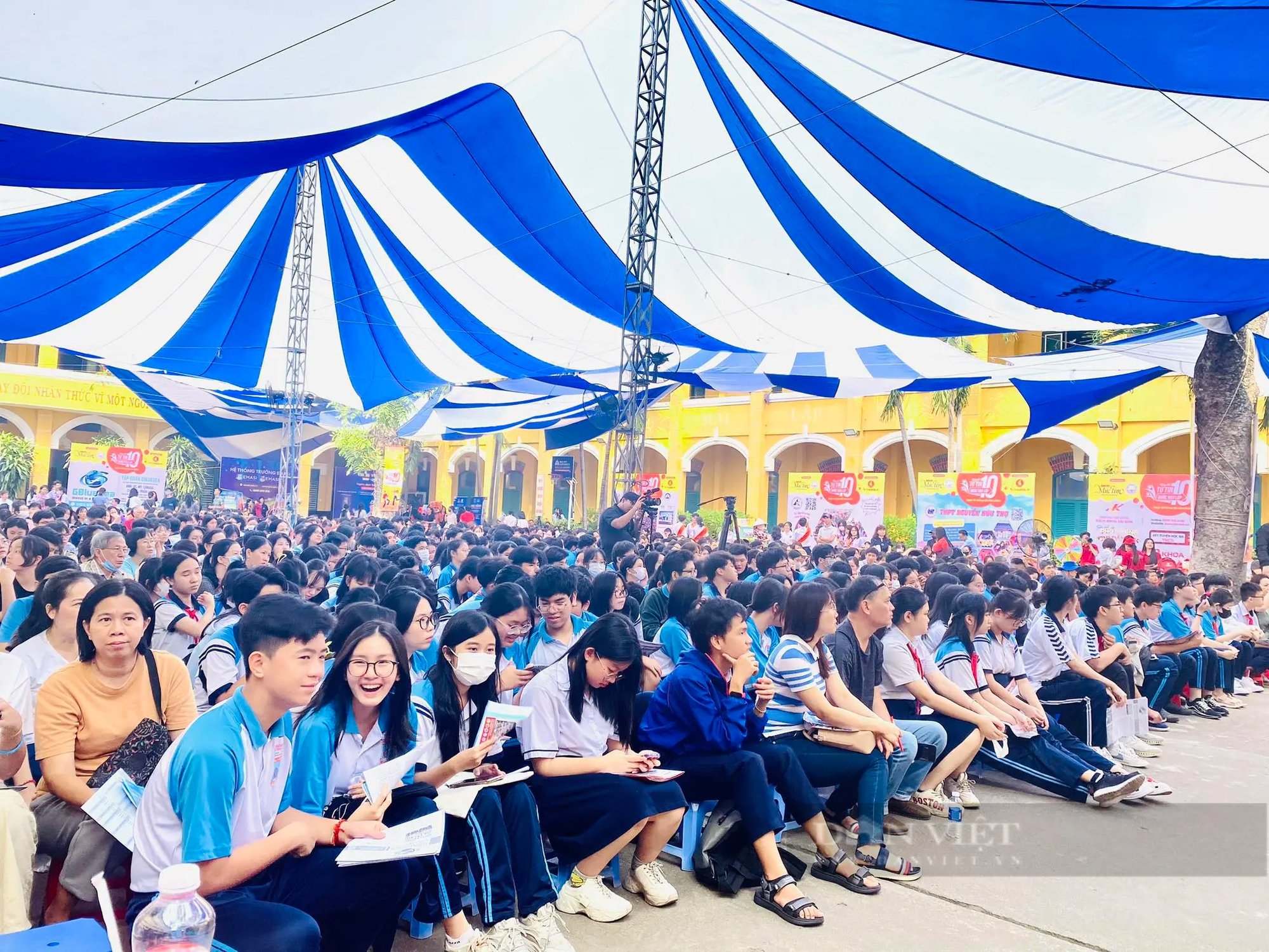 Tuyển sinh lớp 10 tại TP.HCM: Thuộc diện xét tuyển thẳng có được đăng ký dự thi thêm?- Ảnh 1.