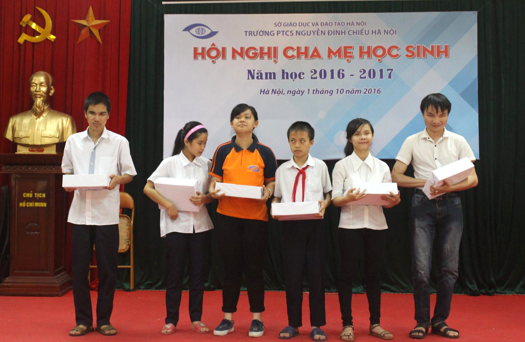 Nữ sinh khiếm thị mang “ánh sáng trái tim” đến với trẻ em yếu thế- Ảnh 1.