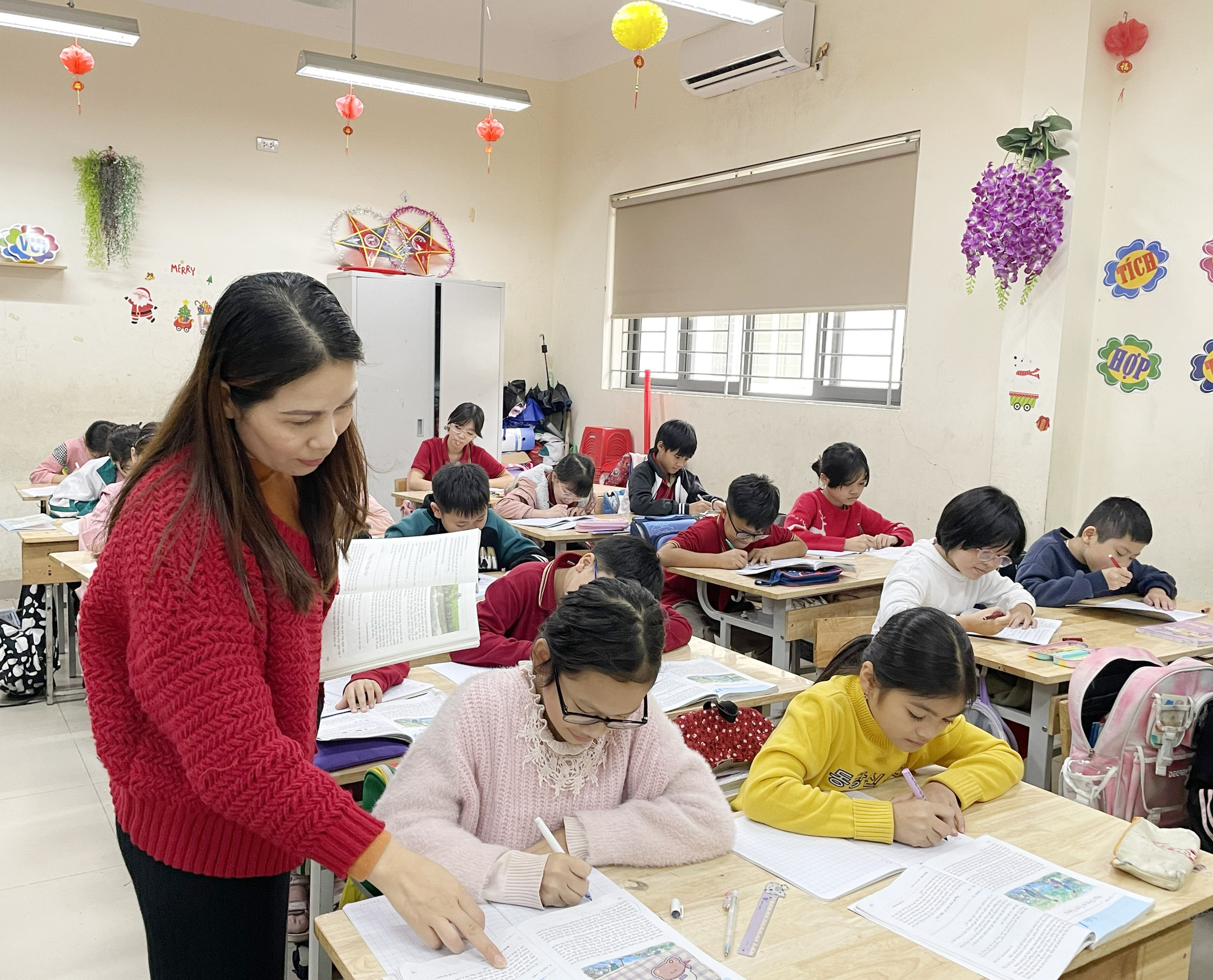 Lương giáo viên năm 2024 sau cải cách: Vui mừng vì sẽ "không thấp hơn lương hiện hưởng"- Ảnh 1.