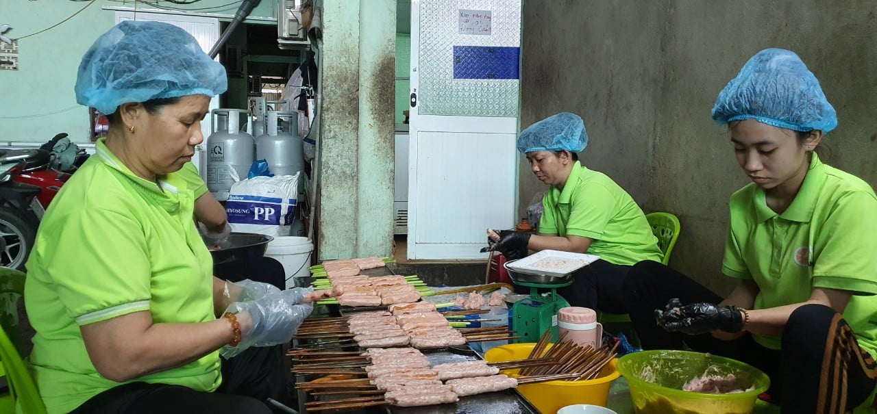 8X ở Khánh Hòa làm nem chả, cả làng khen ngon- Ảnh 1.