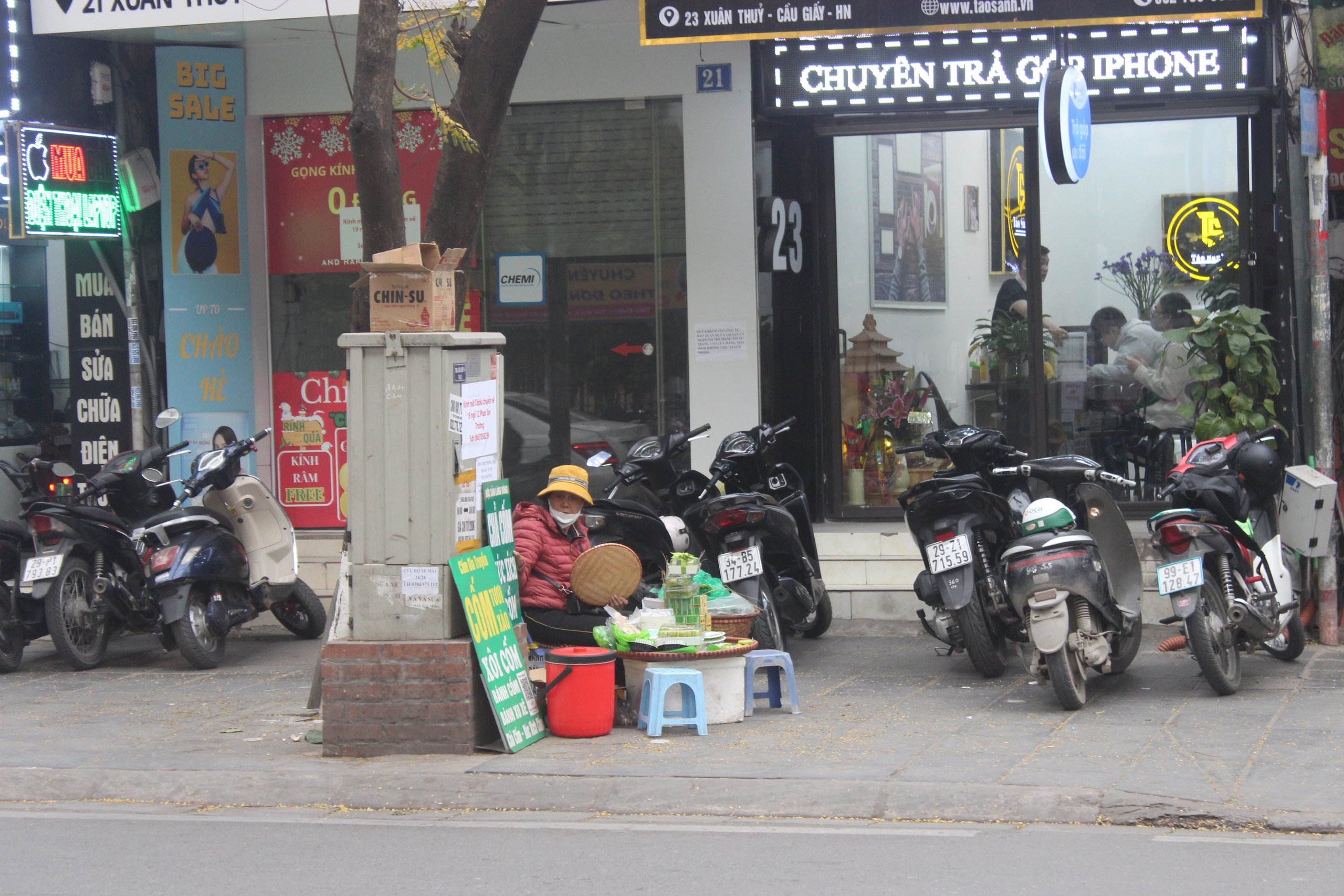 Bất chấp nguy hiểm, nhiều người dân Thủ đô kinh doanh ngay trạm biến áp, bốt điện- Ảnh 1.
