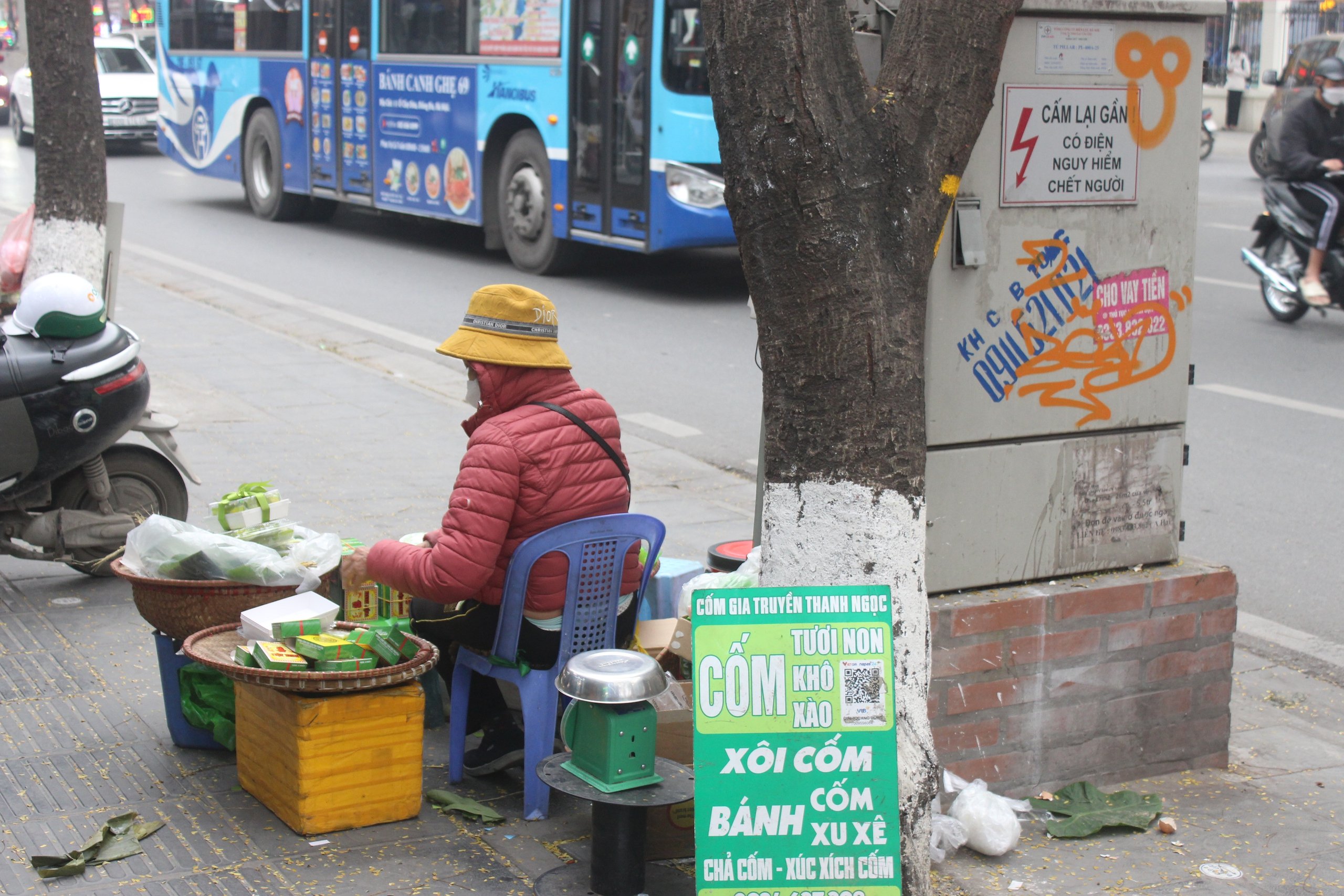 Bất chấp nguy hiểm, nhiều người dân Thủ đô kinh doanh ngay trạm biến áp, bốt điện- Ảnh 2.