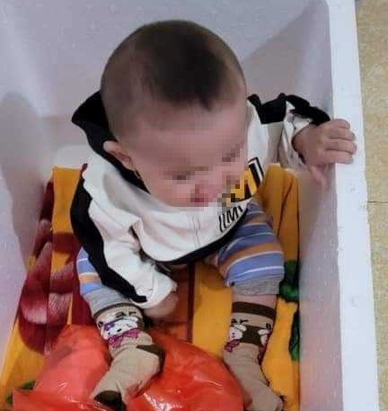 Nghệ An: Bé gái ngồi khóc một mình trong thùng xốp bên quốc lộ 1A- Ảnh 1.