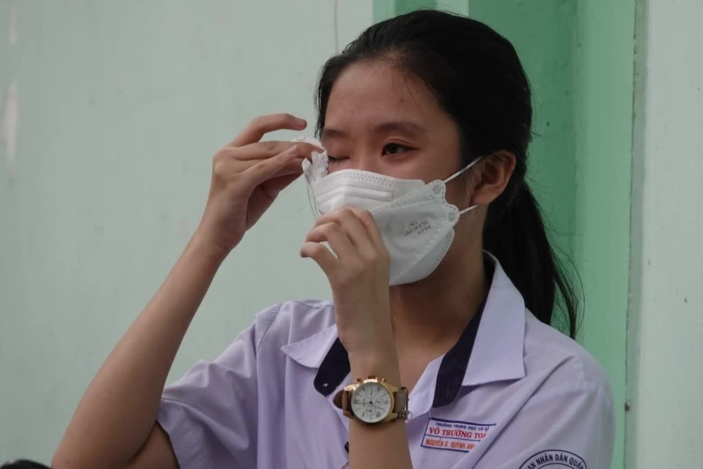 Nữ sinh lớp 9 tè dầm, bật dậy giữa đêm nói: "Con không thi lớp 10"- Ảnh 2.