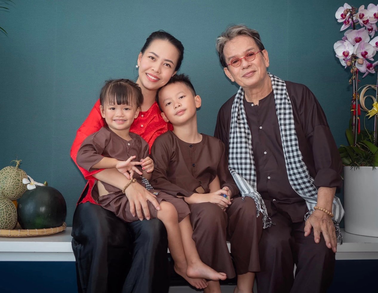 Vị nhạc sĩ từng trải qua nhiều cuộc tình nổi tiếng, hiện sống hạnh phúc bên vợ kém 44 tuổi- Ảnh 2.