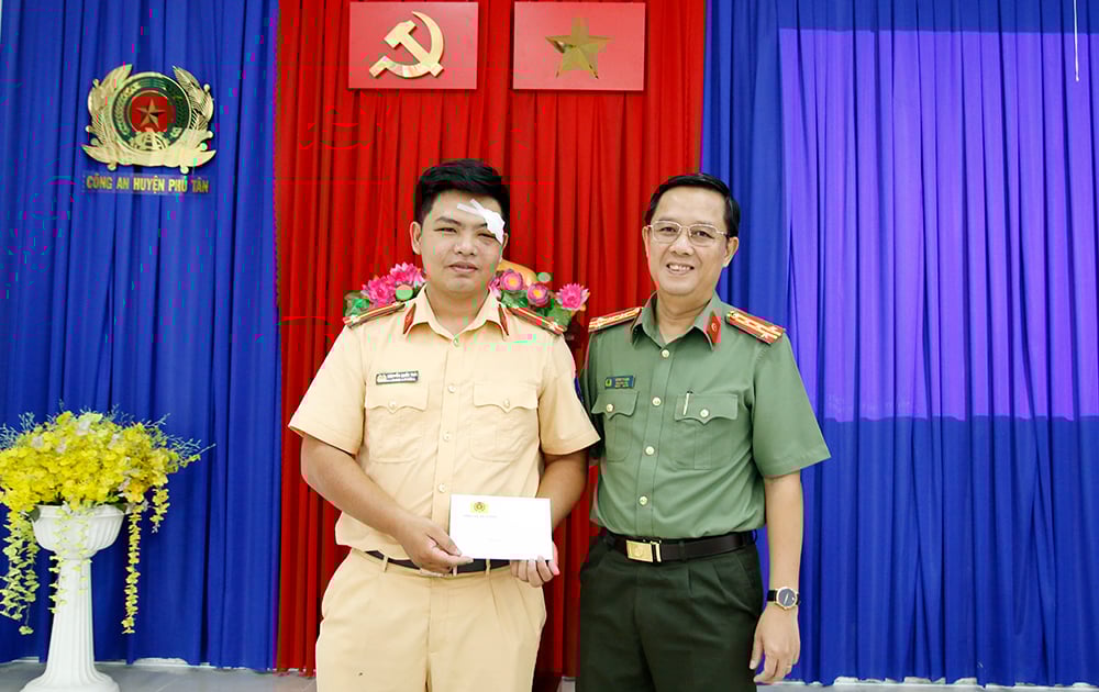 Nam thanh niên tông xe vào cảnh sát giao thông khi bị yêu cầu dừng kiểm tra- Ảnh 1.