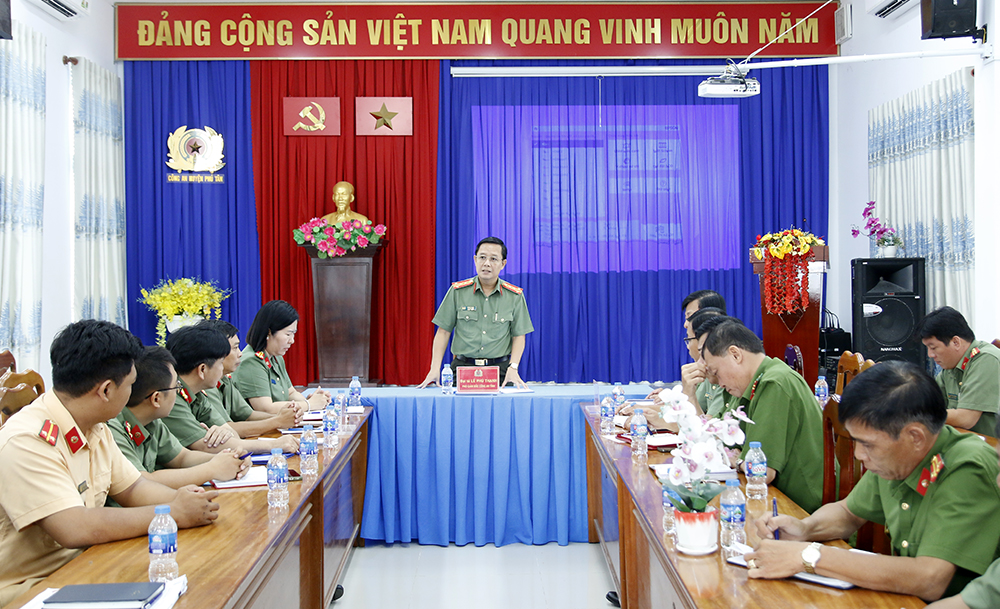 Nam thanh niên tông xe vào cảnh sát giao thông khi bị yêu cầu dừng kiểm tra- Ảnh 2.