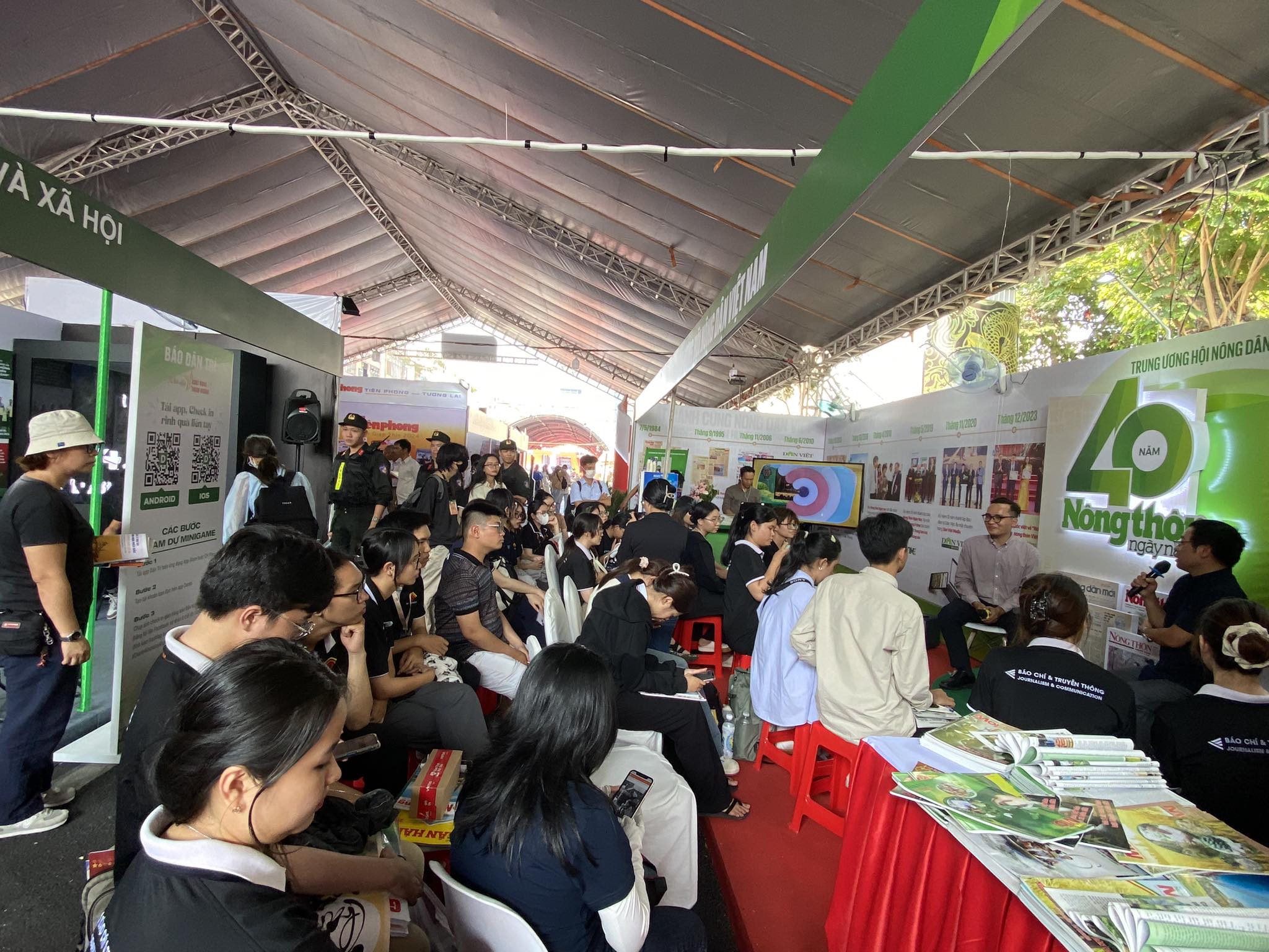 Nhà báo Đỗ Doãn Hoàng giải đáp thắc mắc của sinh viên ngay tại Hội báo 2024- Ảnh 6.