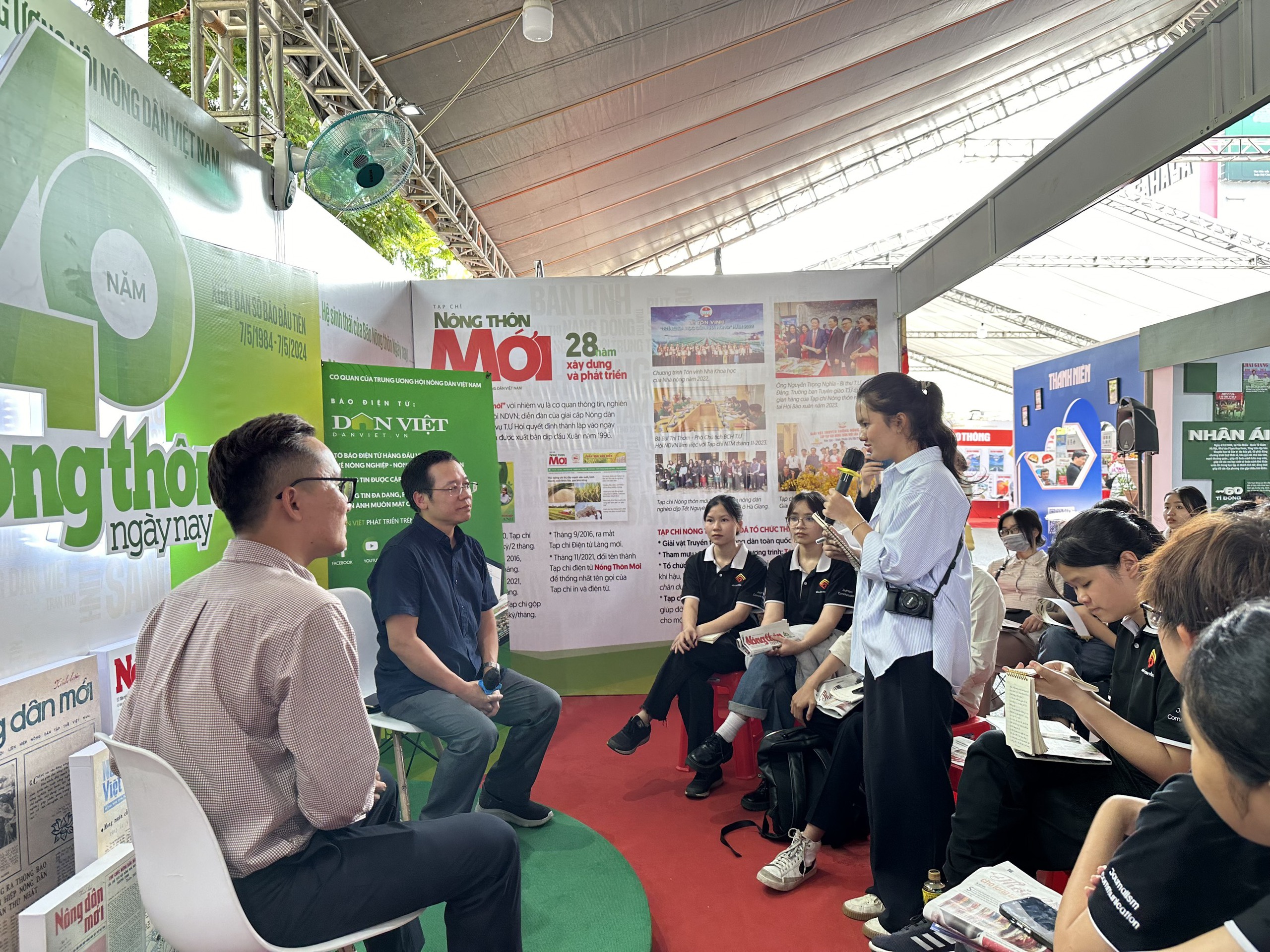 Nhà báo Đỗ Doãn Hoàng giải đáp thắc mắc của sinh viên ngay tại Hội báo 2024- Ảnh 5.
