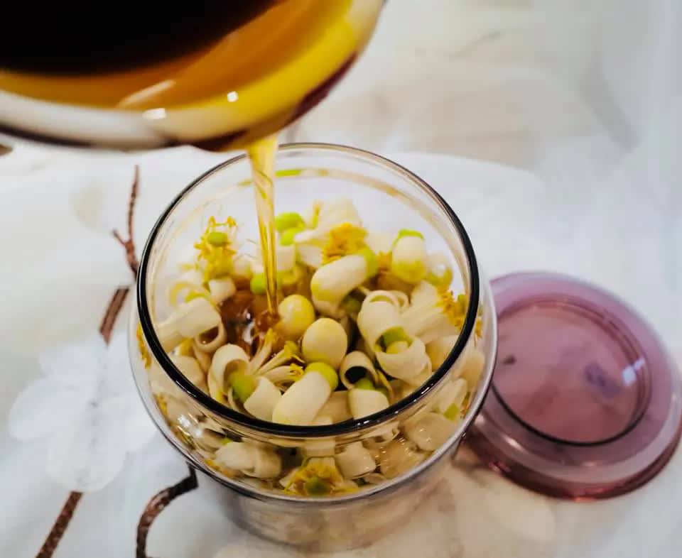 Loại hoa ngát hương vườn quê, đem ngâm mật ong thành Loại hoa ngát hương vườn quê, đem ngâm mật ong thành