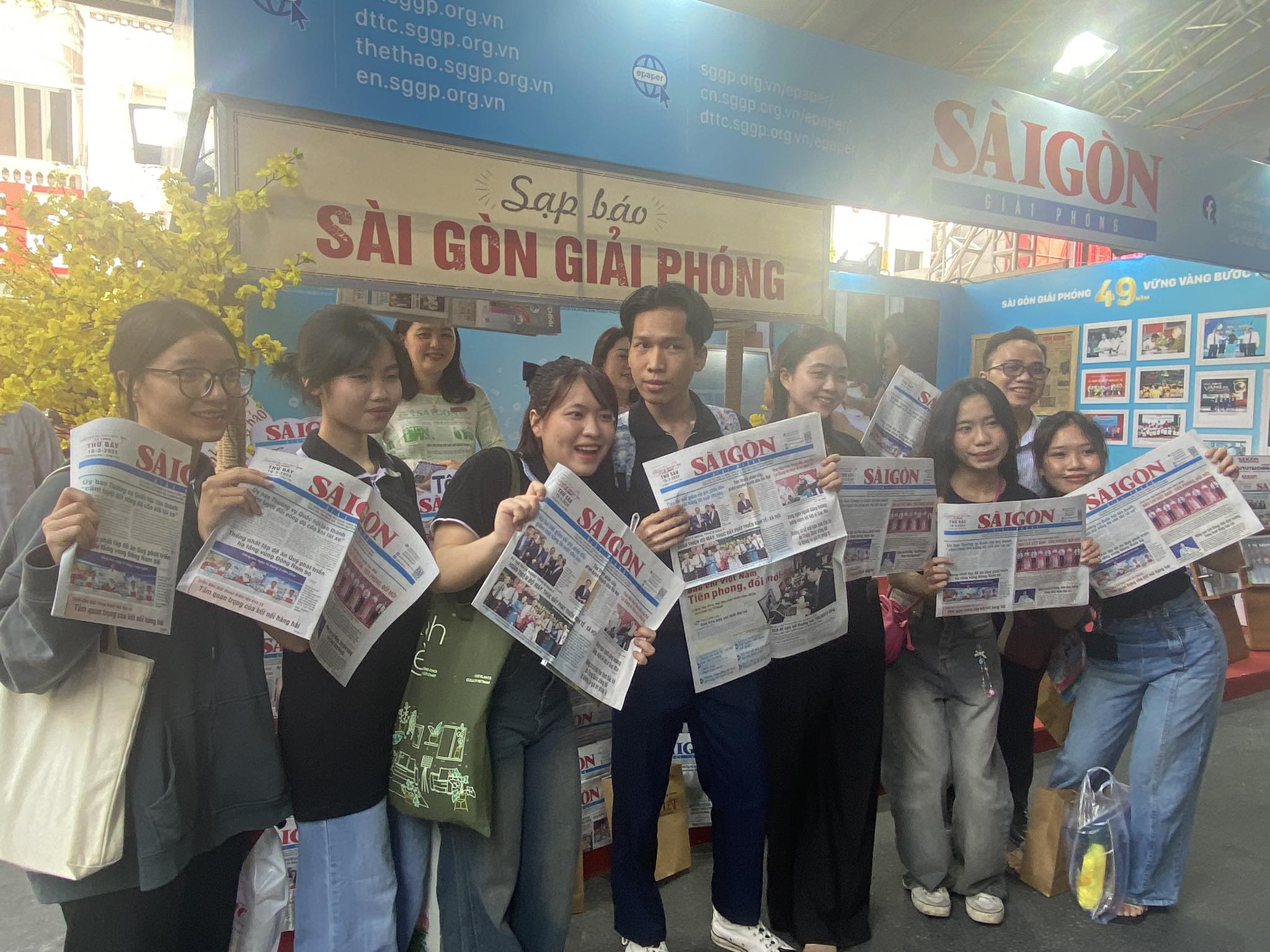 Ngày thứ 2 tại Hội báo toàn quốc: Người dân, du khách tấp nập đến tham quan các gian hàng- Ảnh 4.