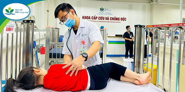 Bé 3 tuổi ngộ độc thuốc giảm cân không rõ nguồn gốc của chị gái- Ảnh 1.