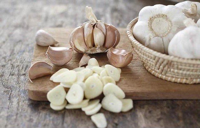 Tỏi cực tốt nhưng khi kết hợp với những thực phẩm này thì lại quá nguy hiểm- Ảnh 2. Tỏi cực tốt nhưng khi kết hợp với những thực phẩm này thì lại quá nguy hiểm- Ảnh 2.