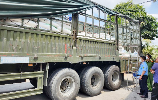 Quảng Ngãi: Vận chuyển đường nhập lậu tài xế xe đầu kéo bị phạt gần 500 triệu- Ảnh 1. Quảng Ngãi: Vận chuyển đường nhập lậu tài xế xe đầu kéo bị phạt gần 500 triệu- Ảnh 1.