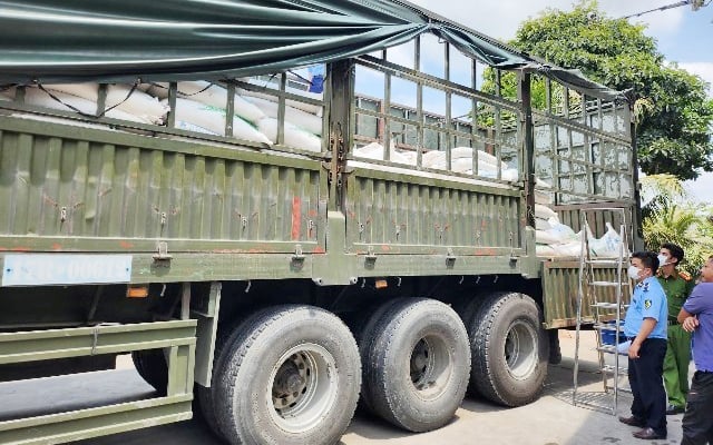 Quảng Ngãi: Vận chuyển đường nhập lậu tài xế xe đầu kéo bị phạt gần 500 triệu