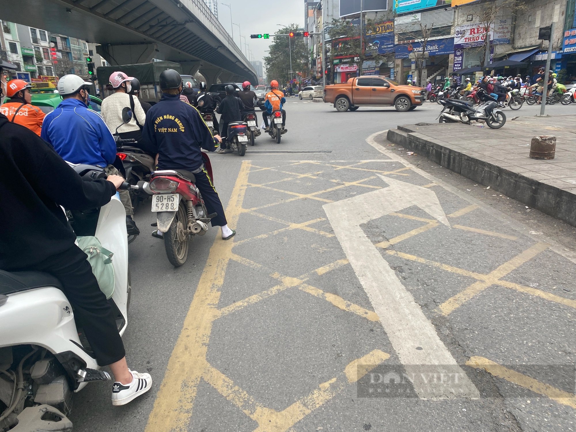 Mức phạt đè vạch mắt võng năm 2024, CSGT được phạt trường hợp nào?- Ảnh 1.