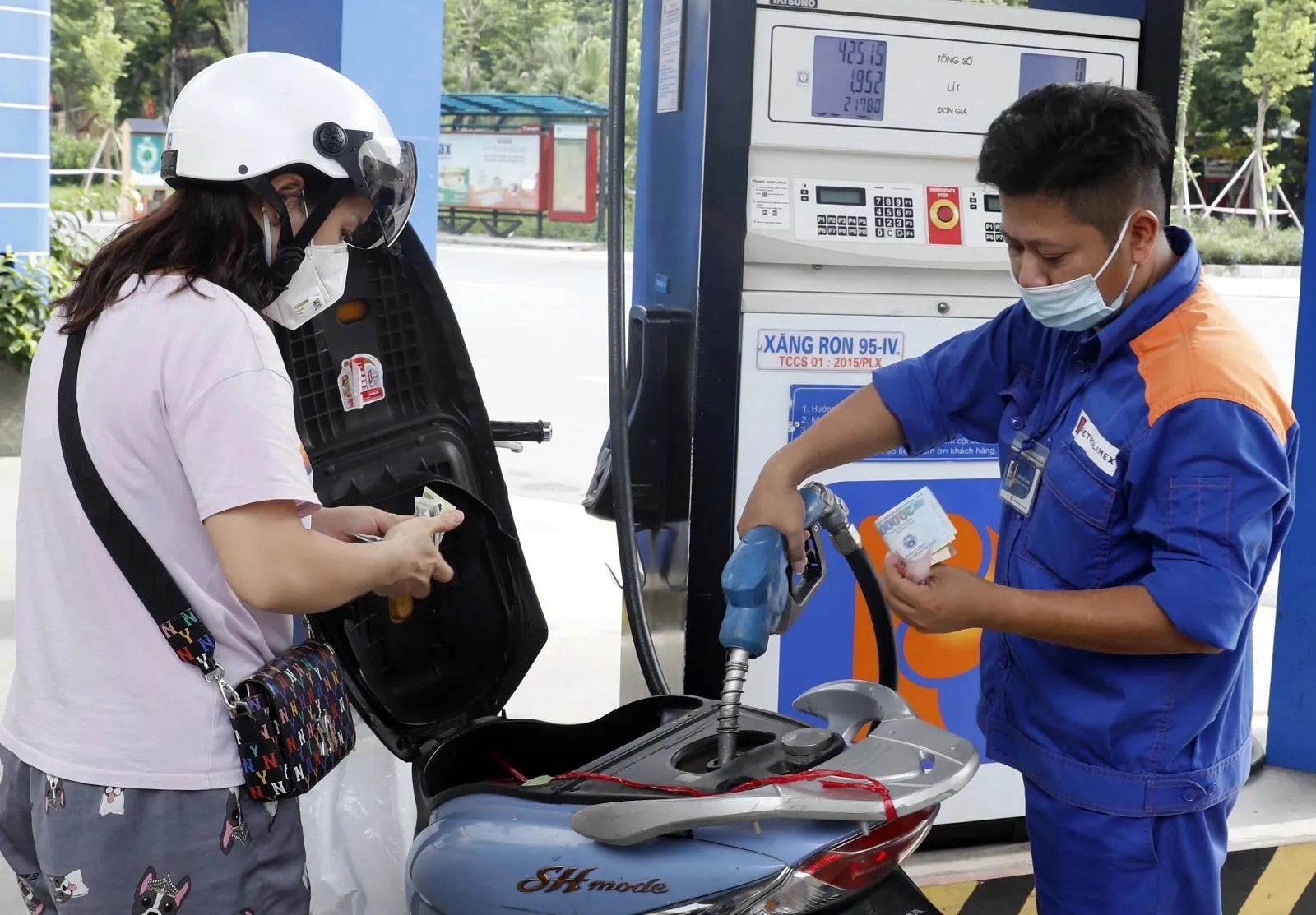 Vì sao Bộ Công Thương quyết định điều chỉnh sớm giá xăng dầu trong tuần này?- Ảnh 1.