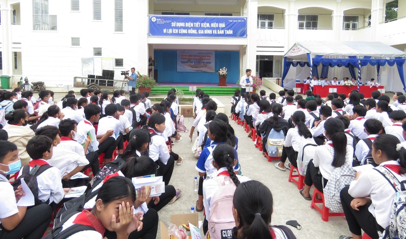 Ngành điện miền Nam kêu gọi khách hàng tiết kiệm điện mùa nắng nóng- Ảnh 4.