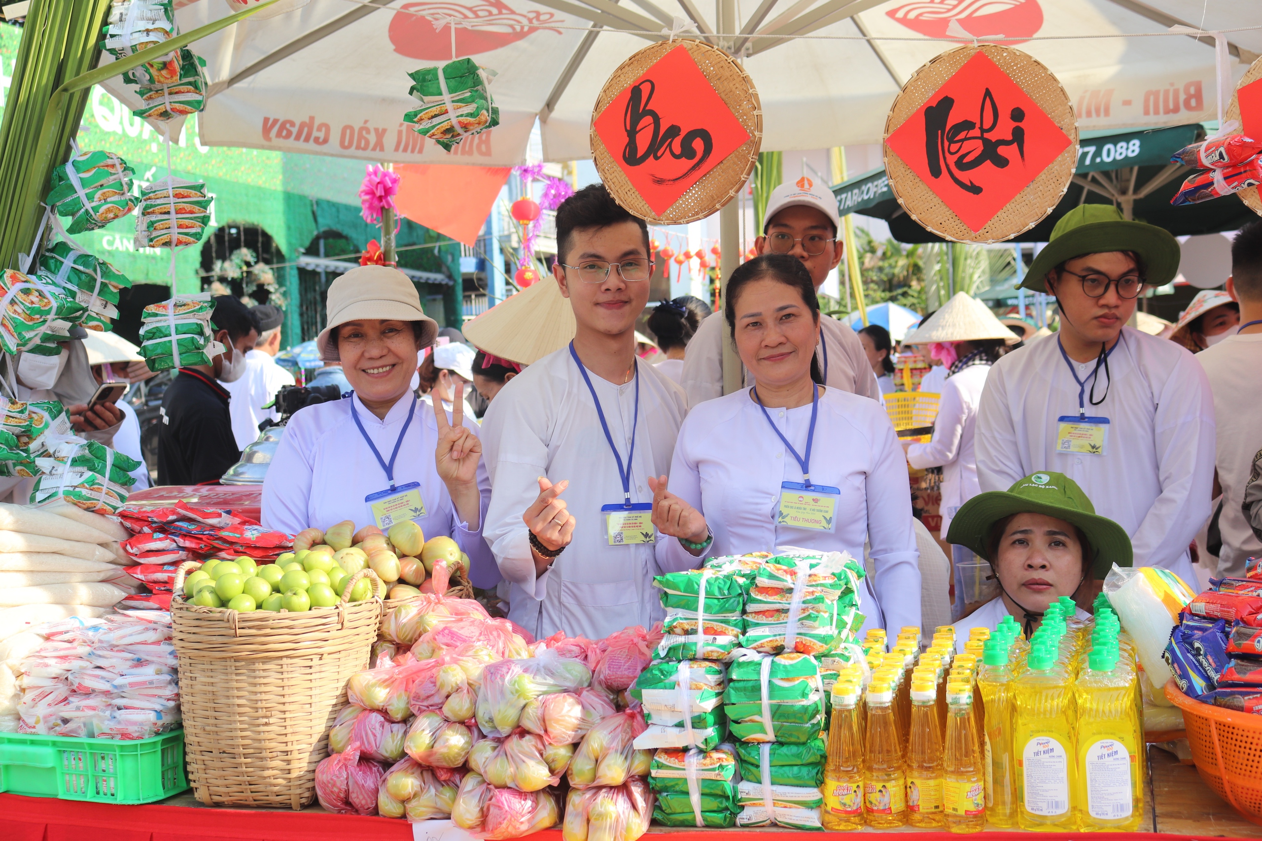 Hàng nghìn người đổ về phiên chợ lá độc lạ "có 1-0-2" tại TP.HCM- Ảnh 1.