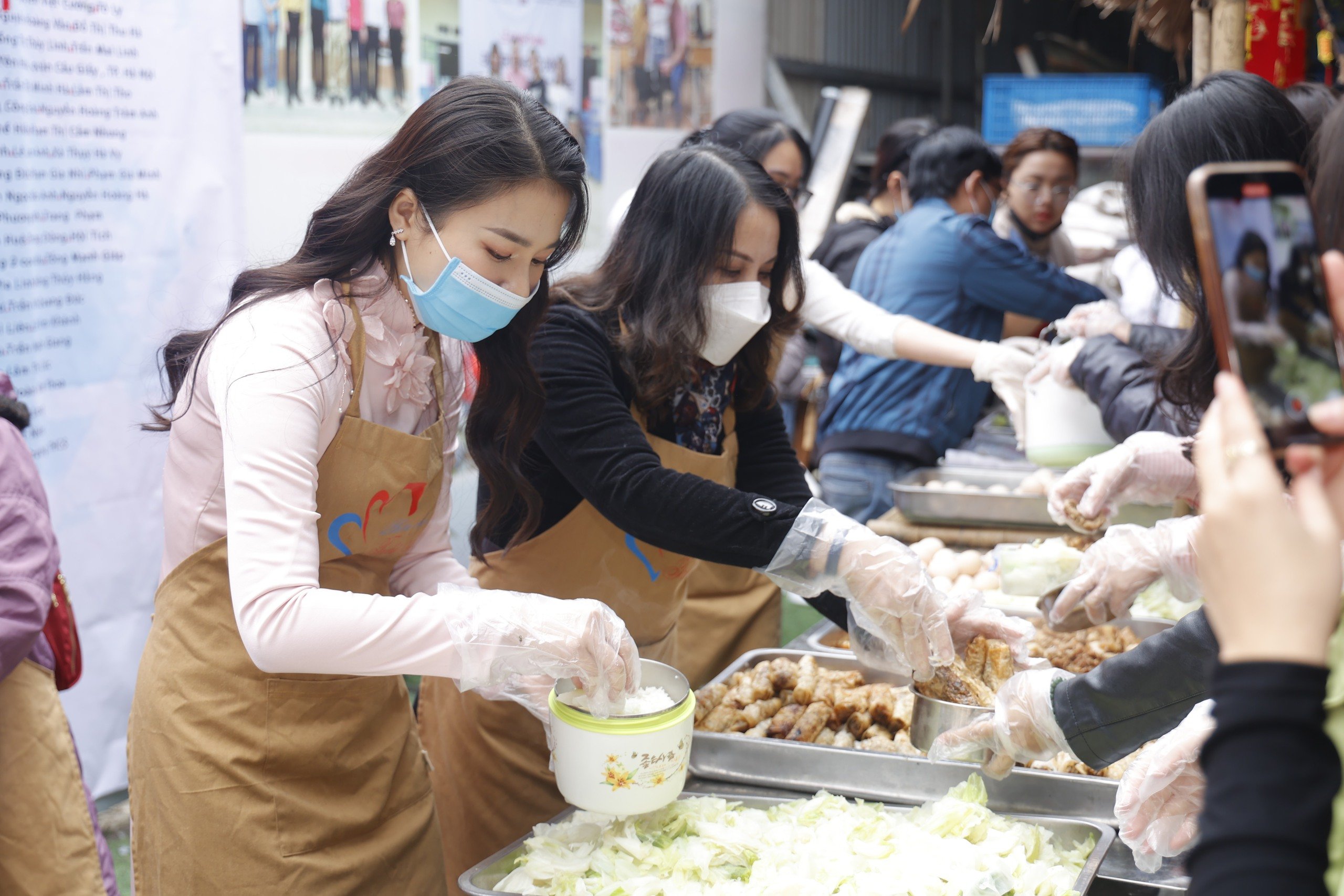 Hoa khôi Áo dài Việt Nam 2023 Đỗ Hà Trang trao tặng 200 suất cơm đến bệnh nhân tại Phiên Chợ Trái Tim- Ảnh 11.