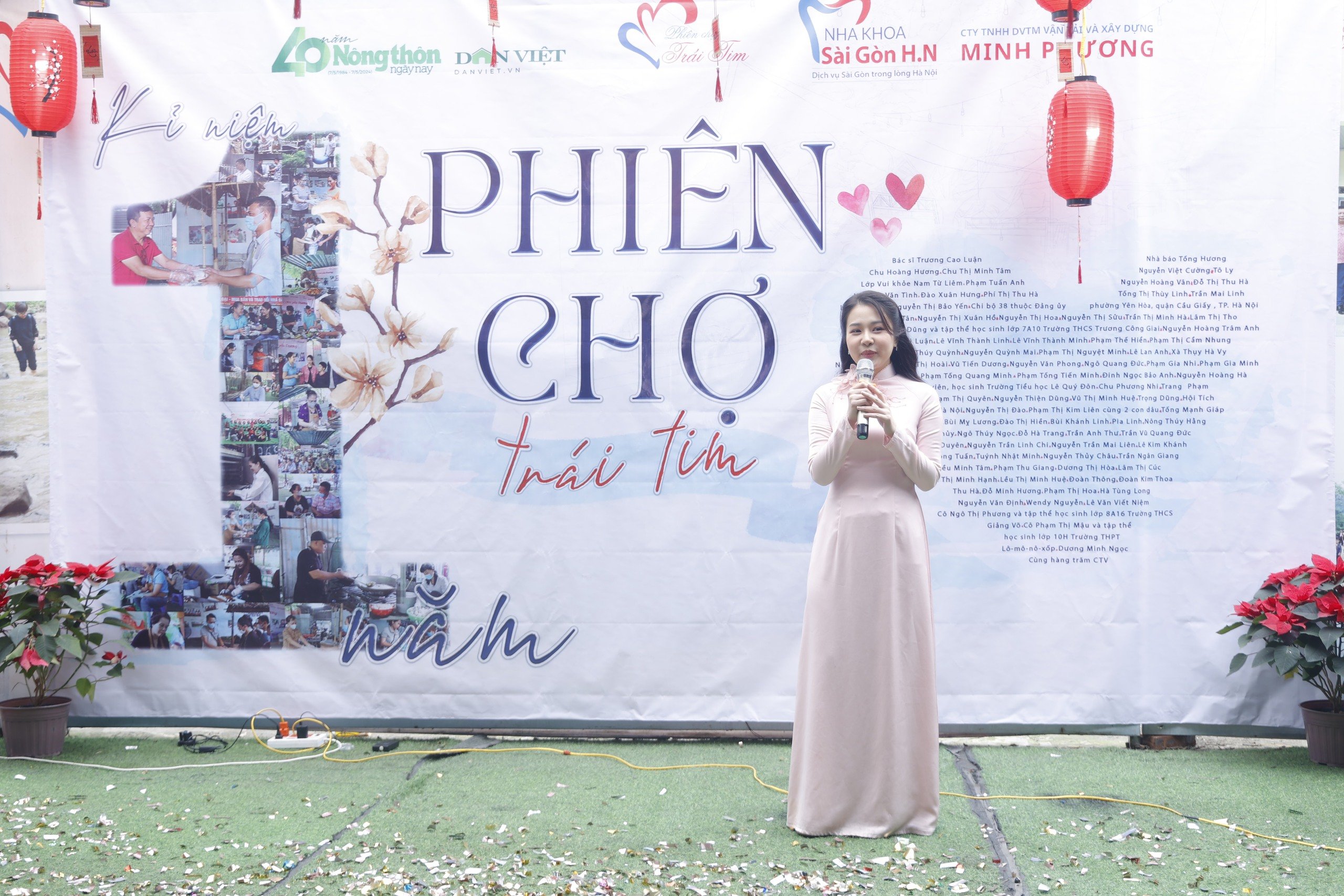 Hoa khôi Áo dài Việt Nam 2023 Đỗ Hà Trang trao tặng 200 suất cơm đến bệnh nhân tại Phiên Chợ Trái Tim- Ảnh 1.