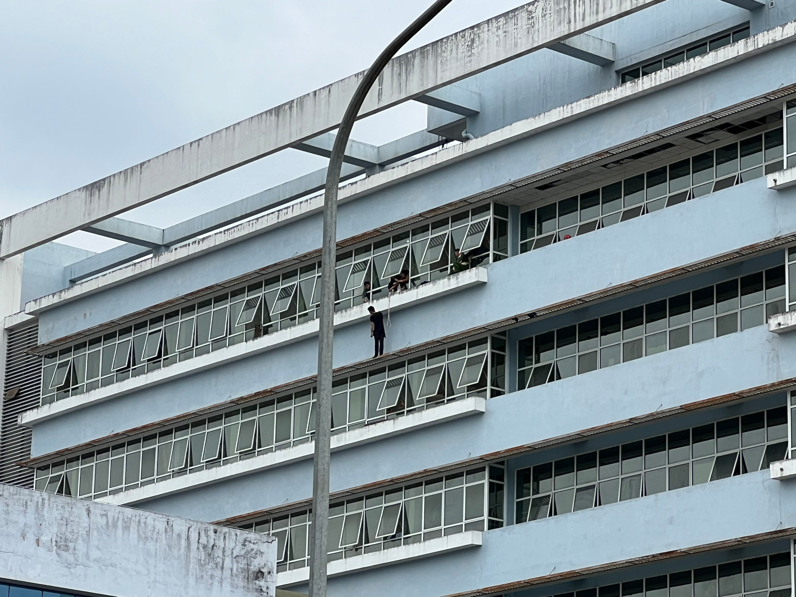 Bệnh nhân có ý định nhảy lầu ở Bắc Kạn đã nhảy từ tầng 7 xuống, đang trong tình trạng nguy kịch- Ảnh 1.