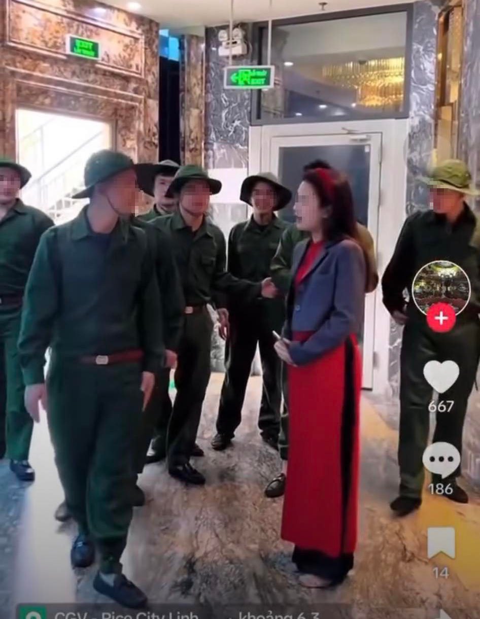 Chủ quán nói gì về nhóm người sử dụng trang phục giống thanh niên xung phong ở quán Karaoke Paris Club Linh Đàm?- Ảnh 2.
