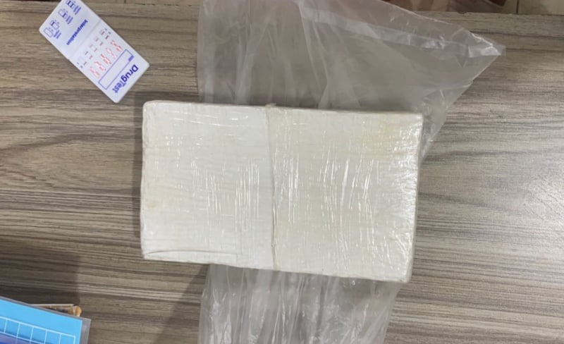 Phát hiện nhiều vật thể lạ nghi ma túy trôi dạt vào bờ biển- Ảnh 2.