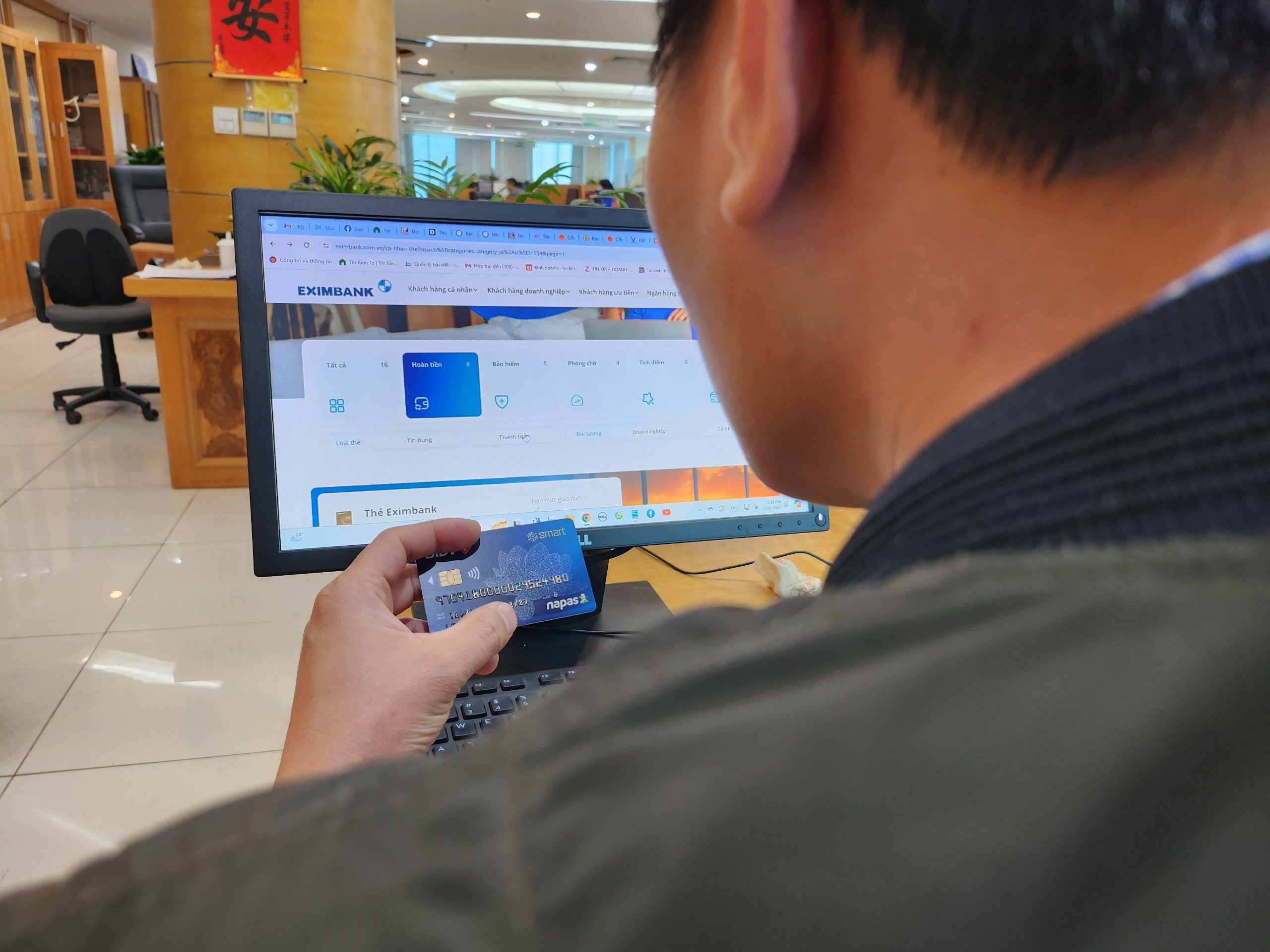 "Ôm nợ" vì thẻ: Eximbank quay xe, một ngân hàng có chính sách lạ- Ảnh 1.