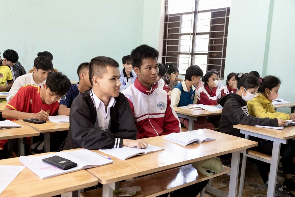 Xúc động nam sinh tình nguyện cõng bạn tàn tật đến trường mỗi ngày- Ảnh 3.