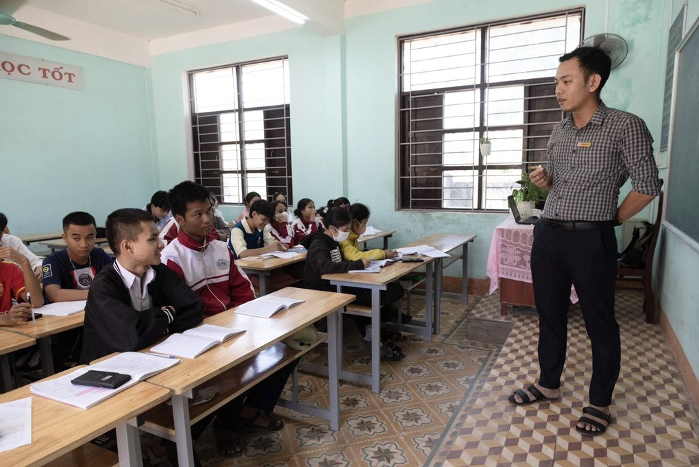 Xúc động nam sinh tình nguyện cõng bạn tàn tật đến trường mỗi ngày- Ảnh 4.